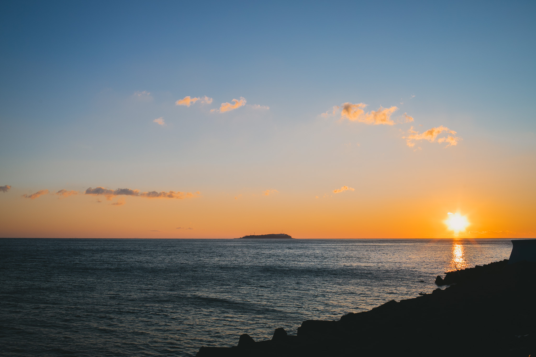 【周辺】歩いて徒歩数分で海まで行けます。ここで見る朝日も格別です
