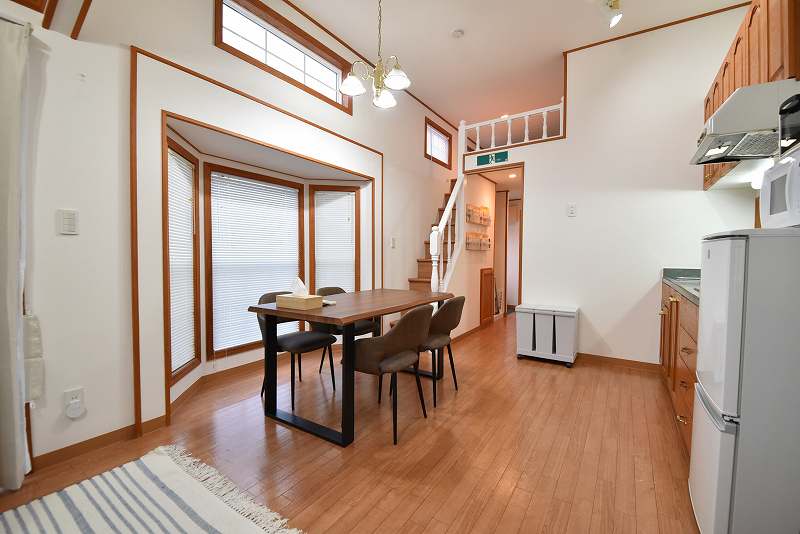 ６名で使う事も可能です　宿泊時にお友達を呼ばれる場合には　補助の椅子を用意させて頂きます。