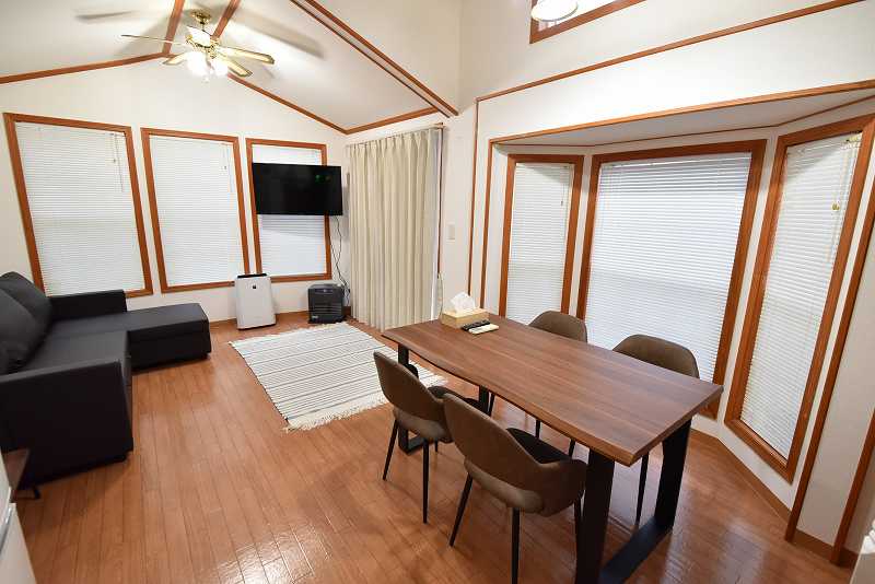 リビング　大きなダイニングテーブル　4人でもゆったり使えます。