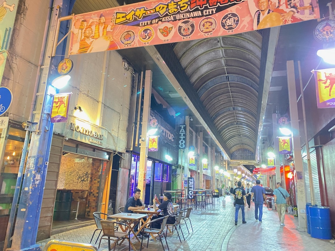 早割45｜沖縄市コザに泊まろう！ディープな沖縄旅｜地元民が集う居酒屋が集う街｜ゲート通りまで徒歩圏内