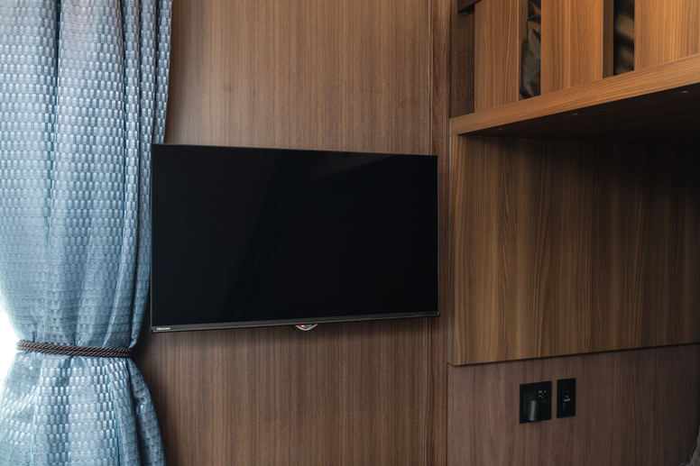 リビングには32インチのTV、寝室には40インチのTVがございます