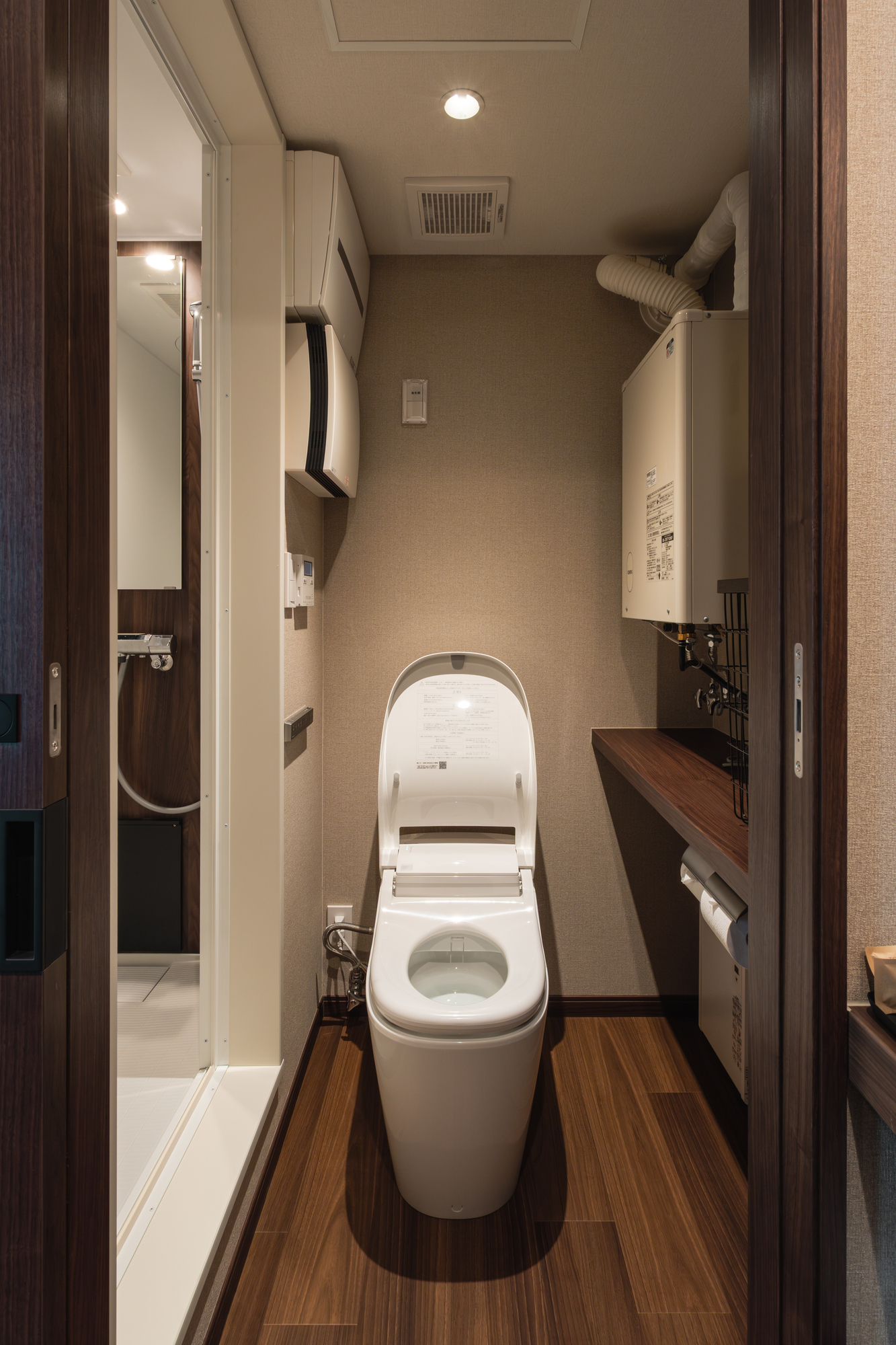 洗浄機能付きトイレ（足元にヒーターがあります）