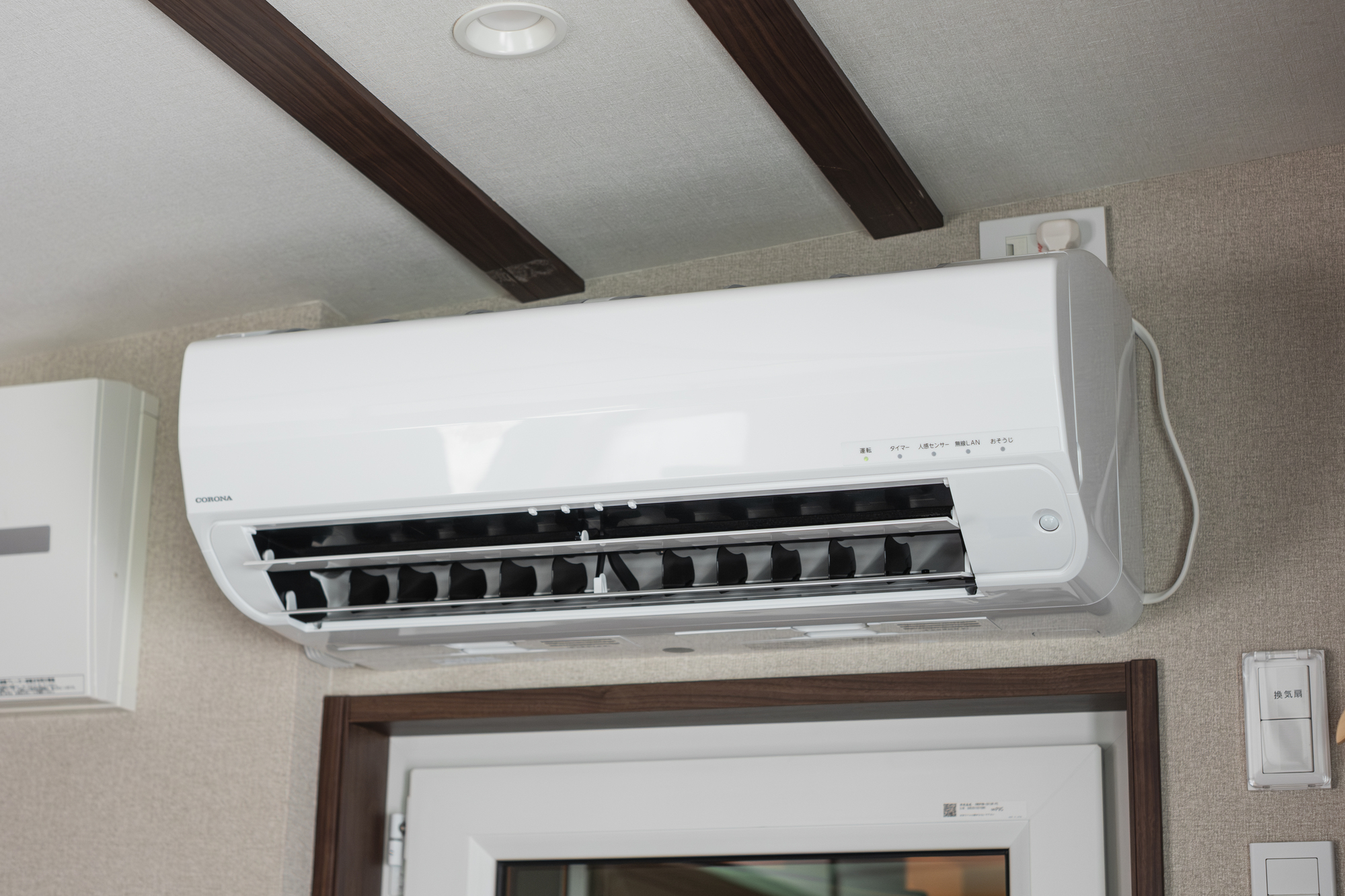 寝室とリビングにエアコンがございます