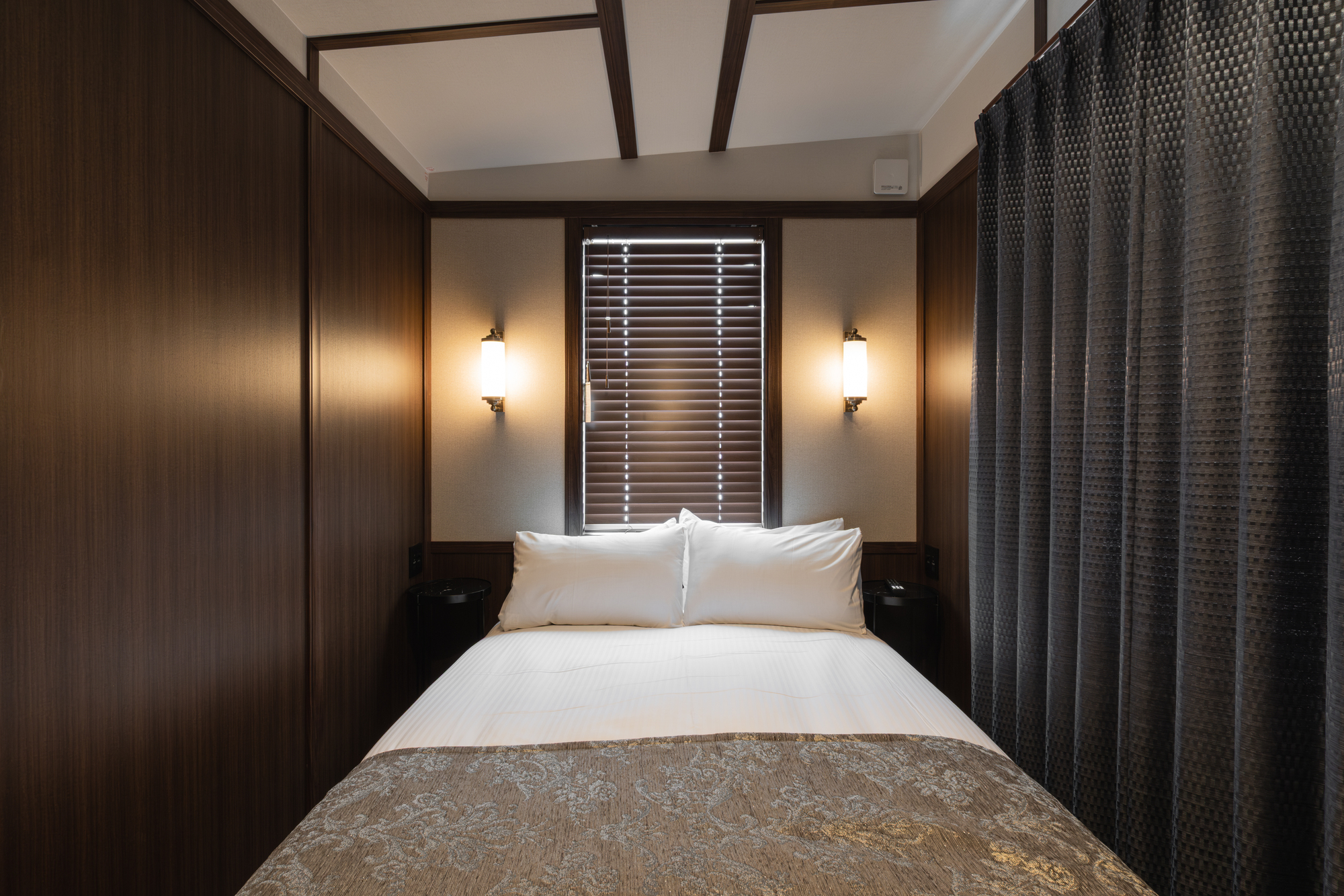 欧州のオリエント急行をイメージした落ち着いた内装