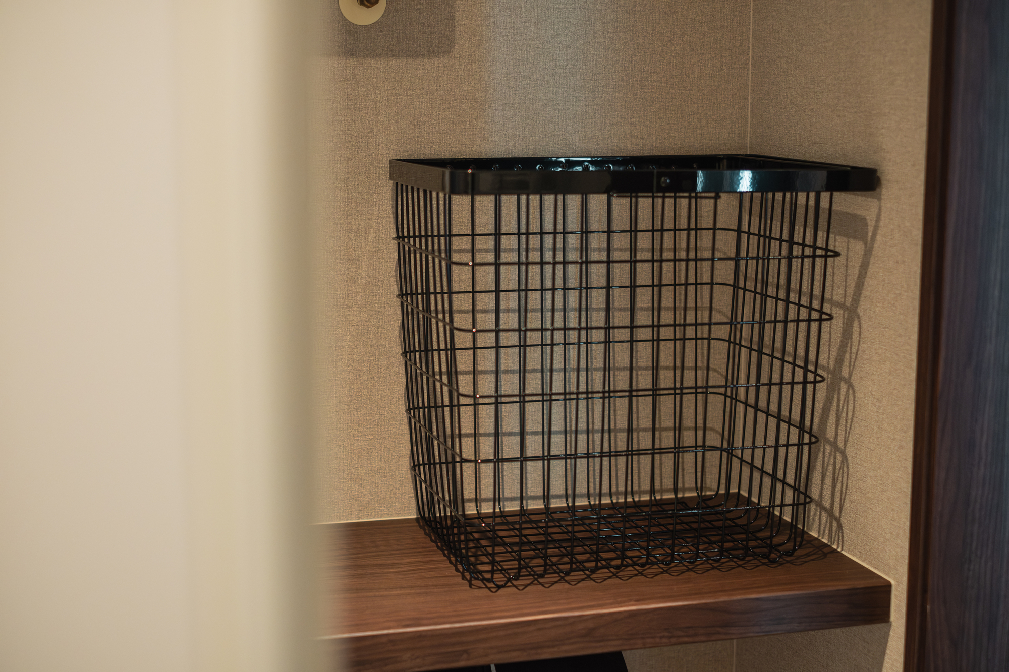 脱衣スペースにはタオルや衣類を入れられるカゴを設置