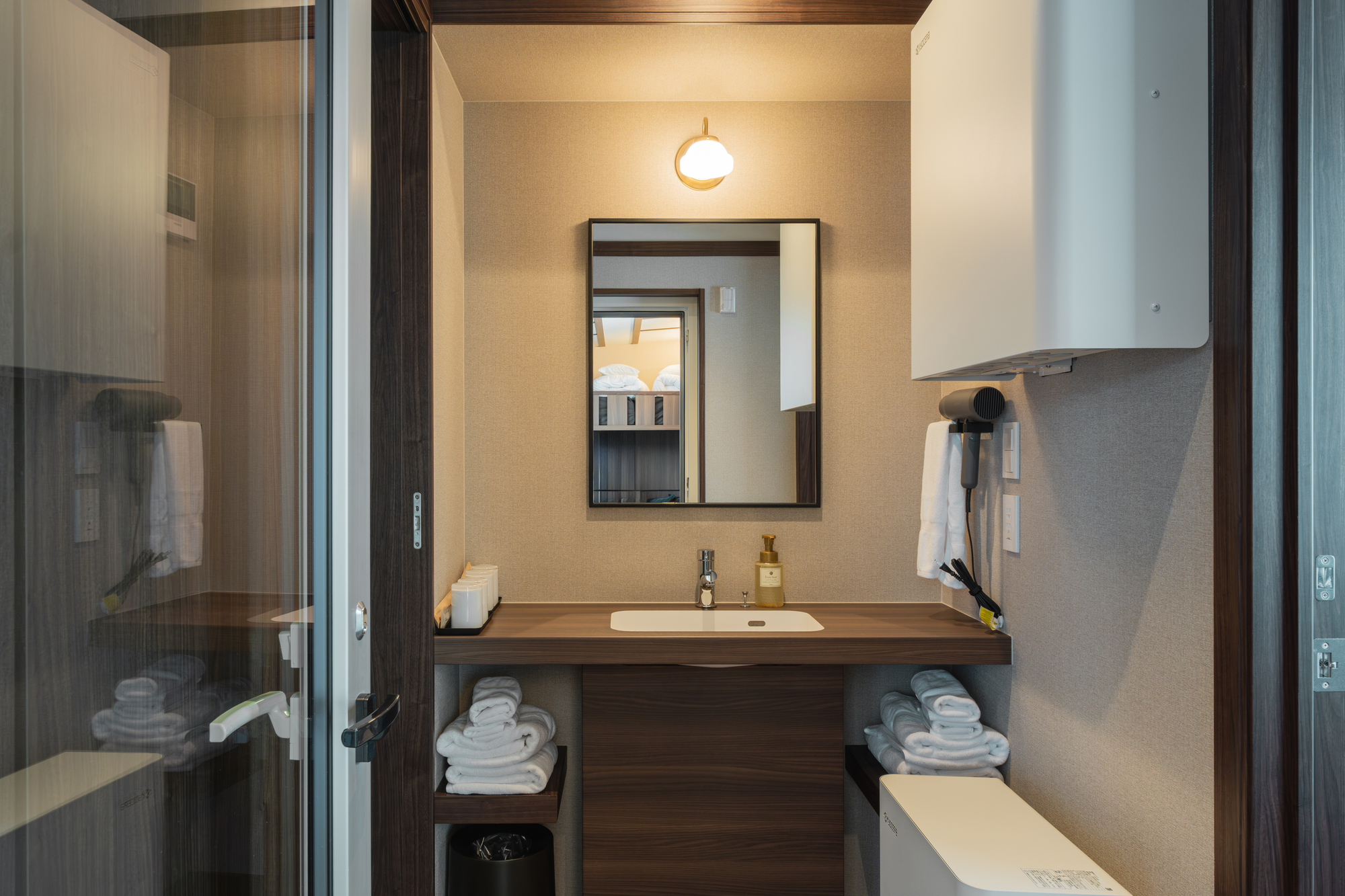 2棟のトレーラーハウスをL字型に連結した客室