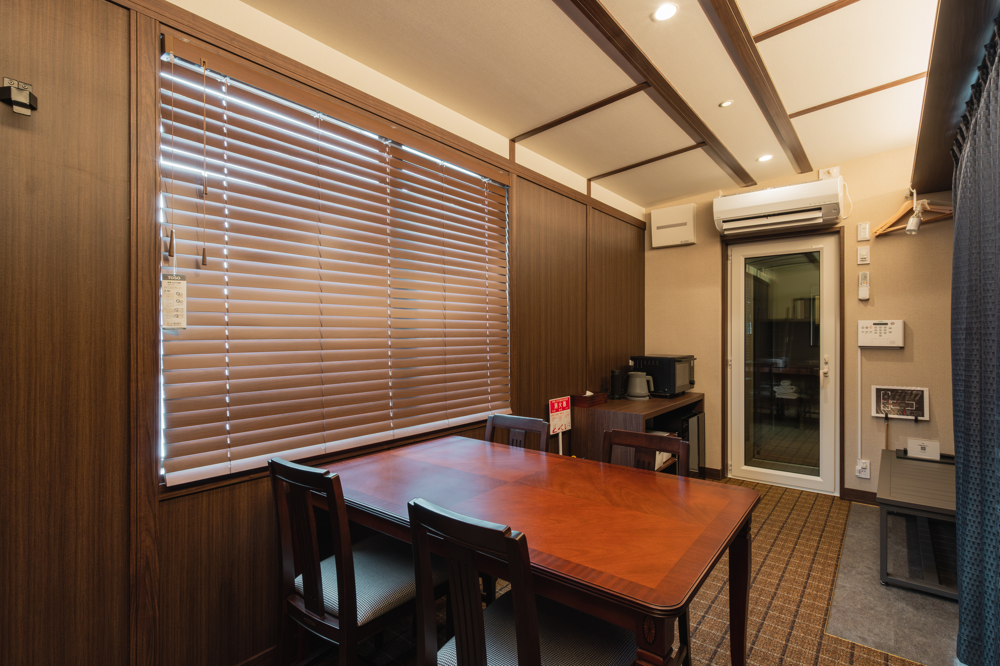 ブラインドやカーテンを閉めればプライベート空間を保てます