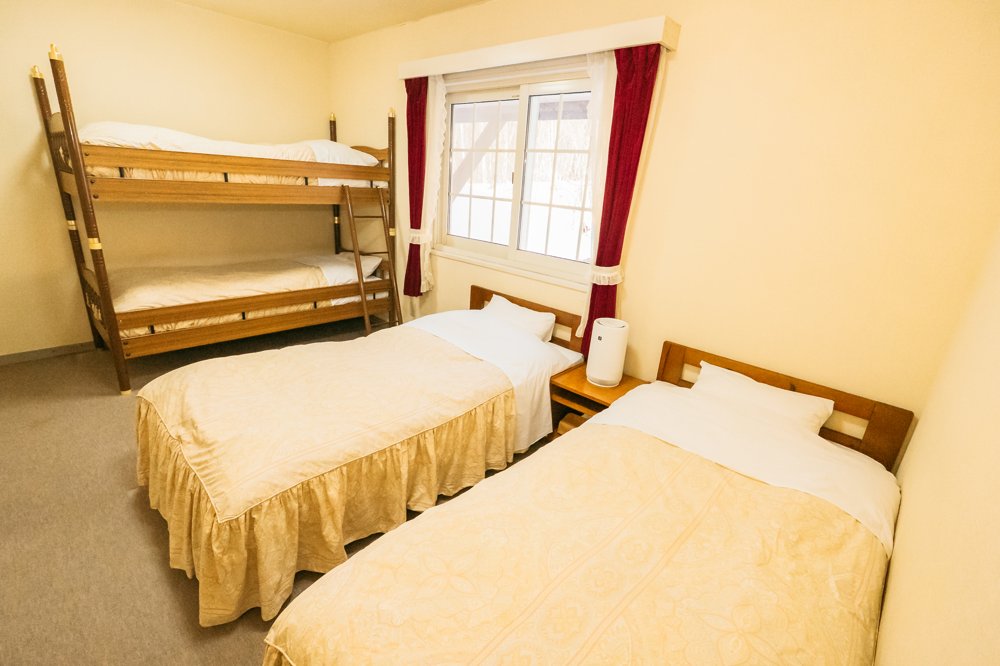 ファミリールーム（2段ベッド＋シングルベッド2台）＊定員4名