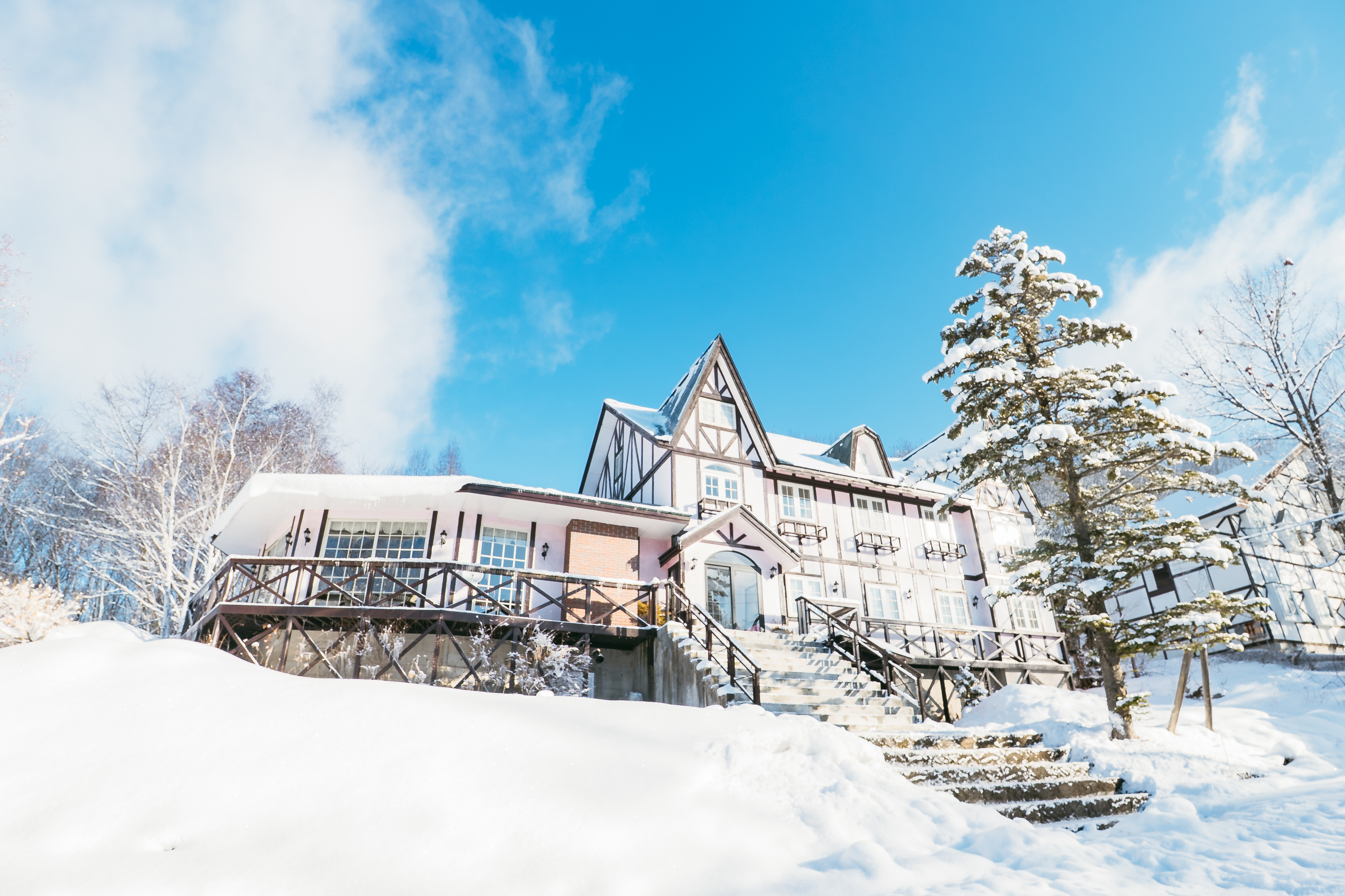 外観3 無料駐車場完備：8台程度