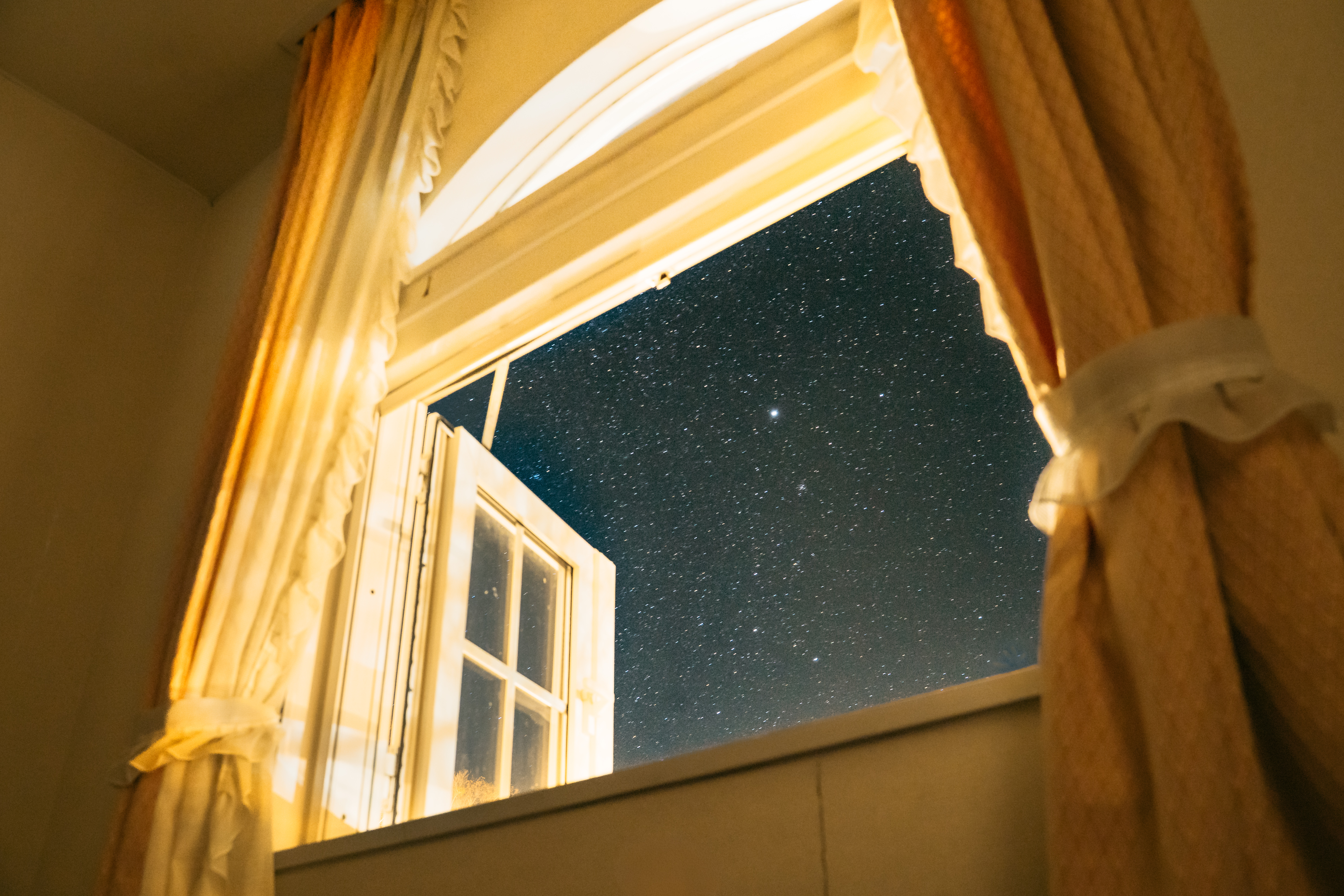 2階のお部屋の窓からは星空が眺められることも♪
