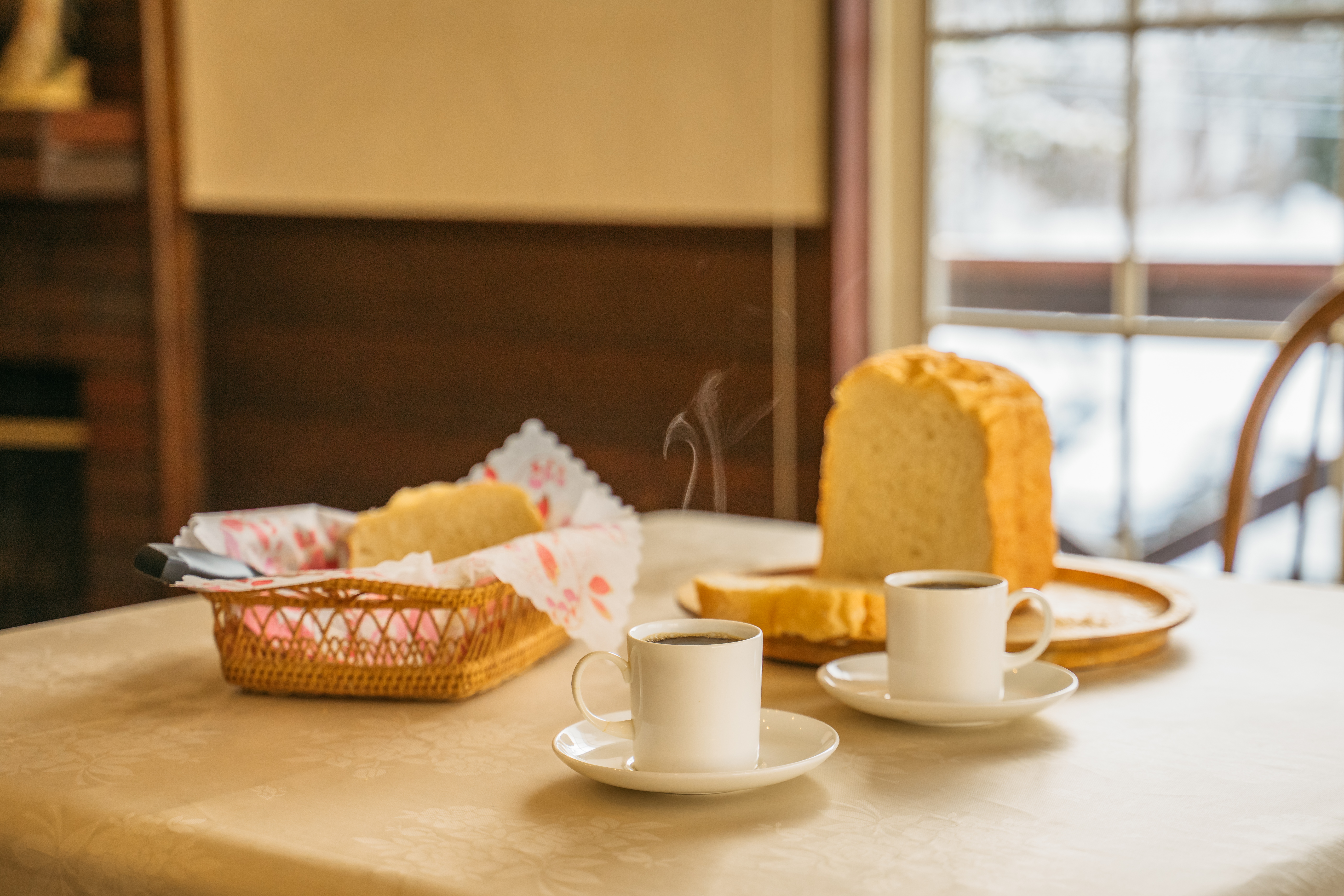 朝食は自家製パンと淹れたてのコーヒーがメインです。