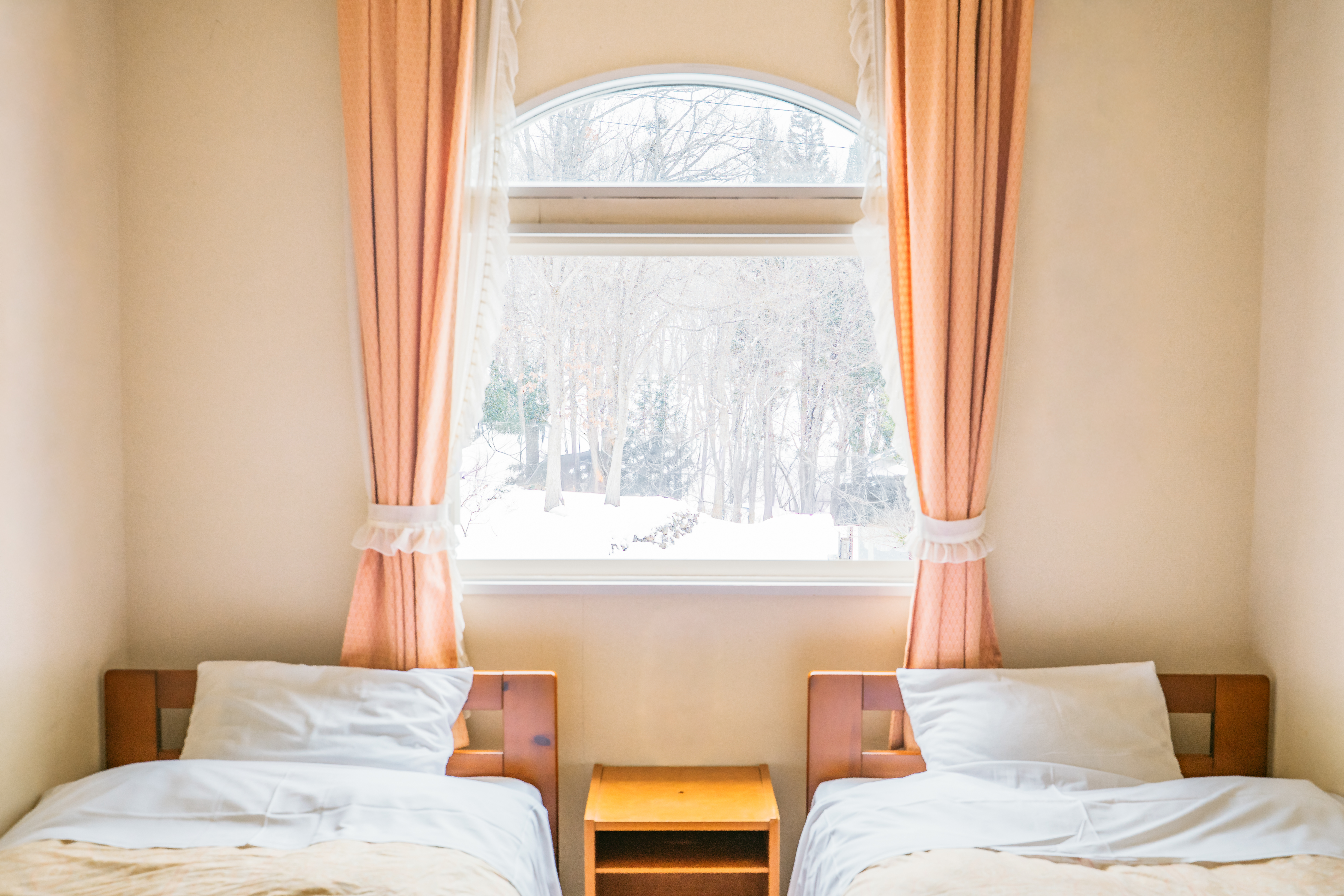 ツインルーム：アーチの窓が可愛いお部屋♪