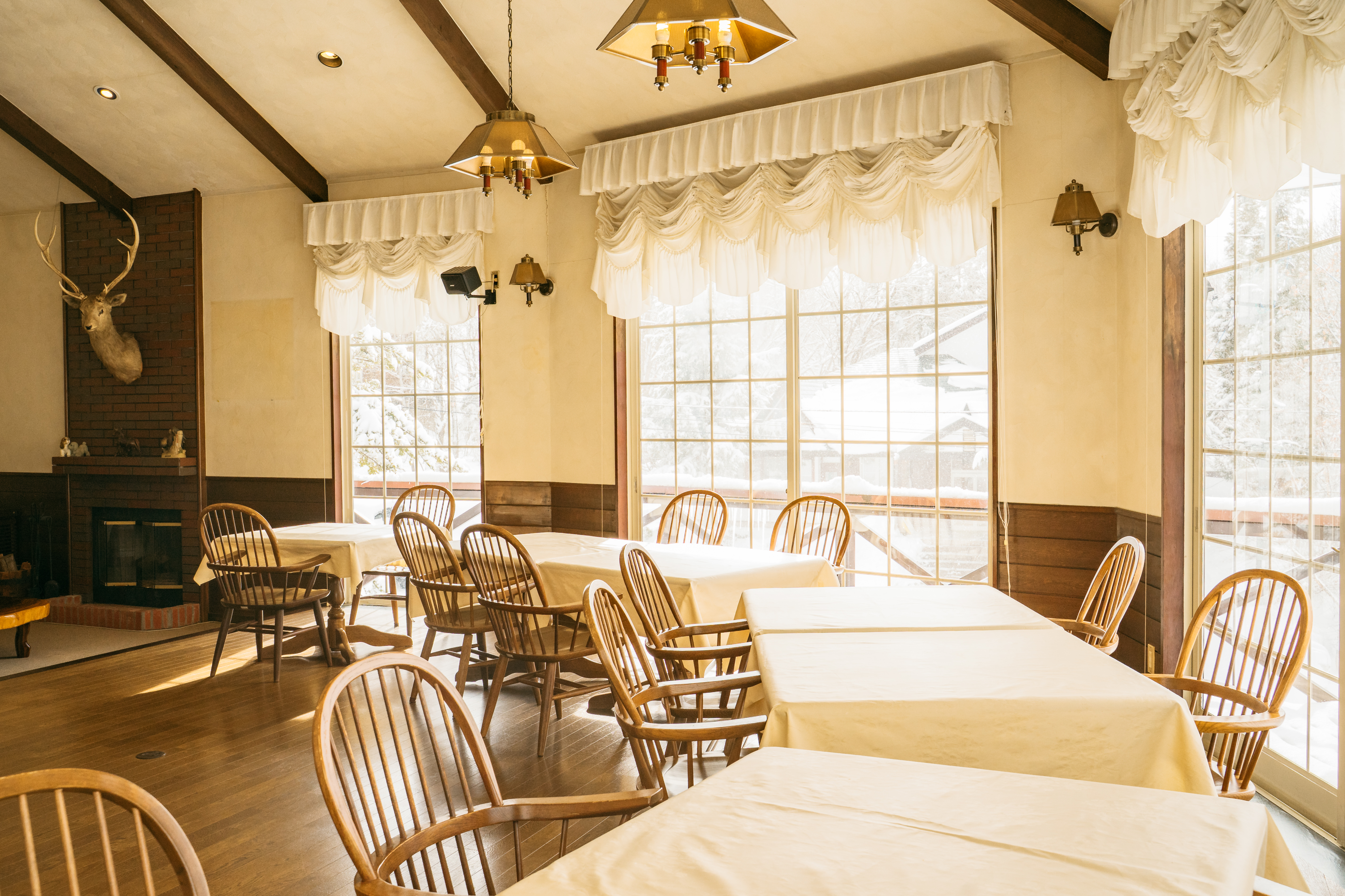 大きな窓から差し込む光が美しいラウンジ