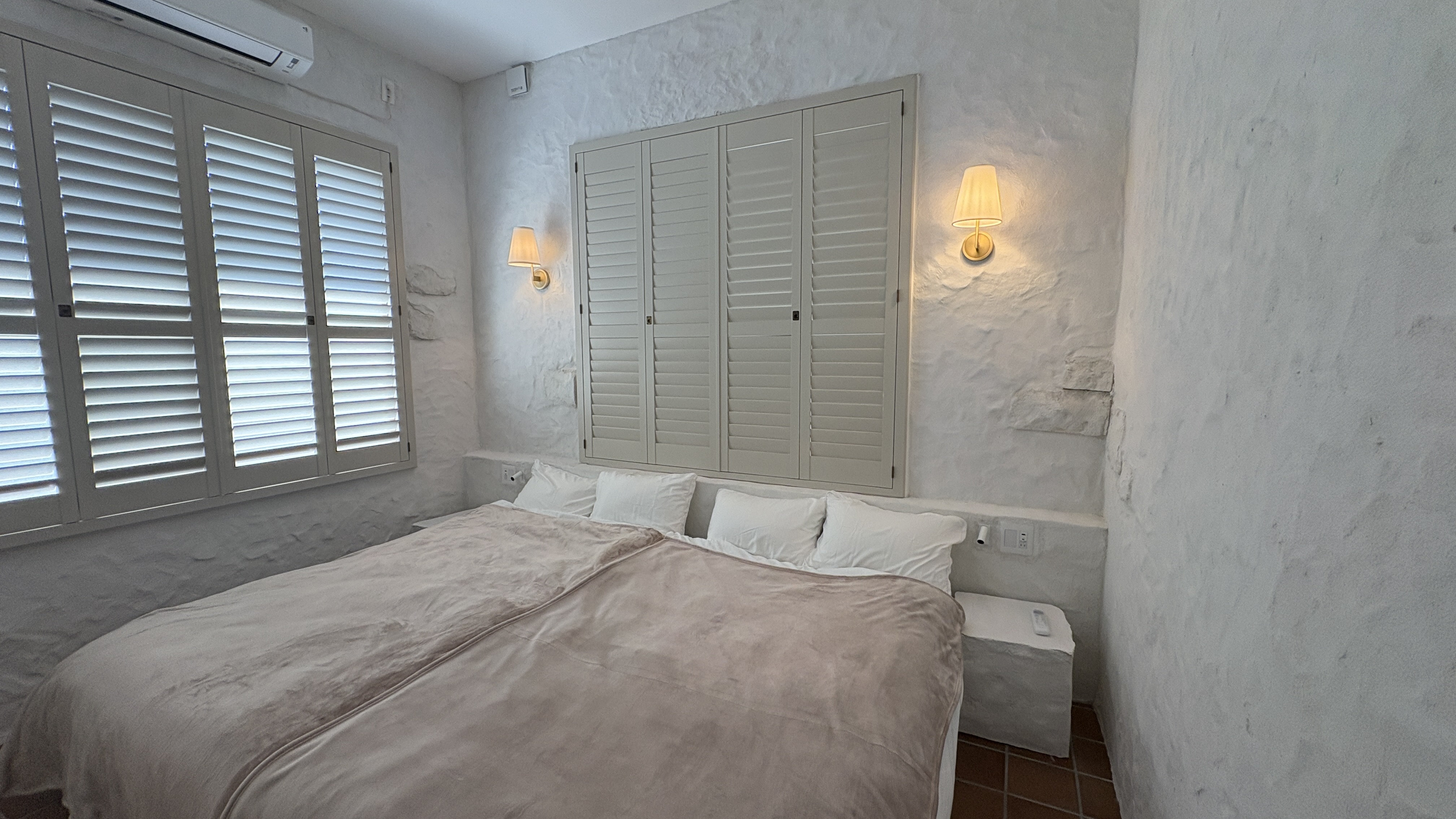 ベッドルーム２　セミダブルベッド２台