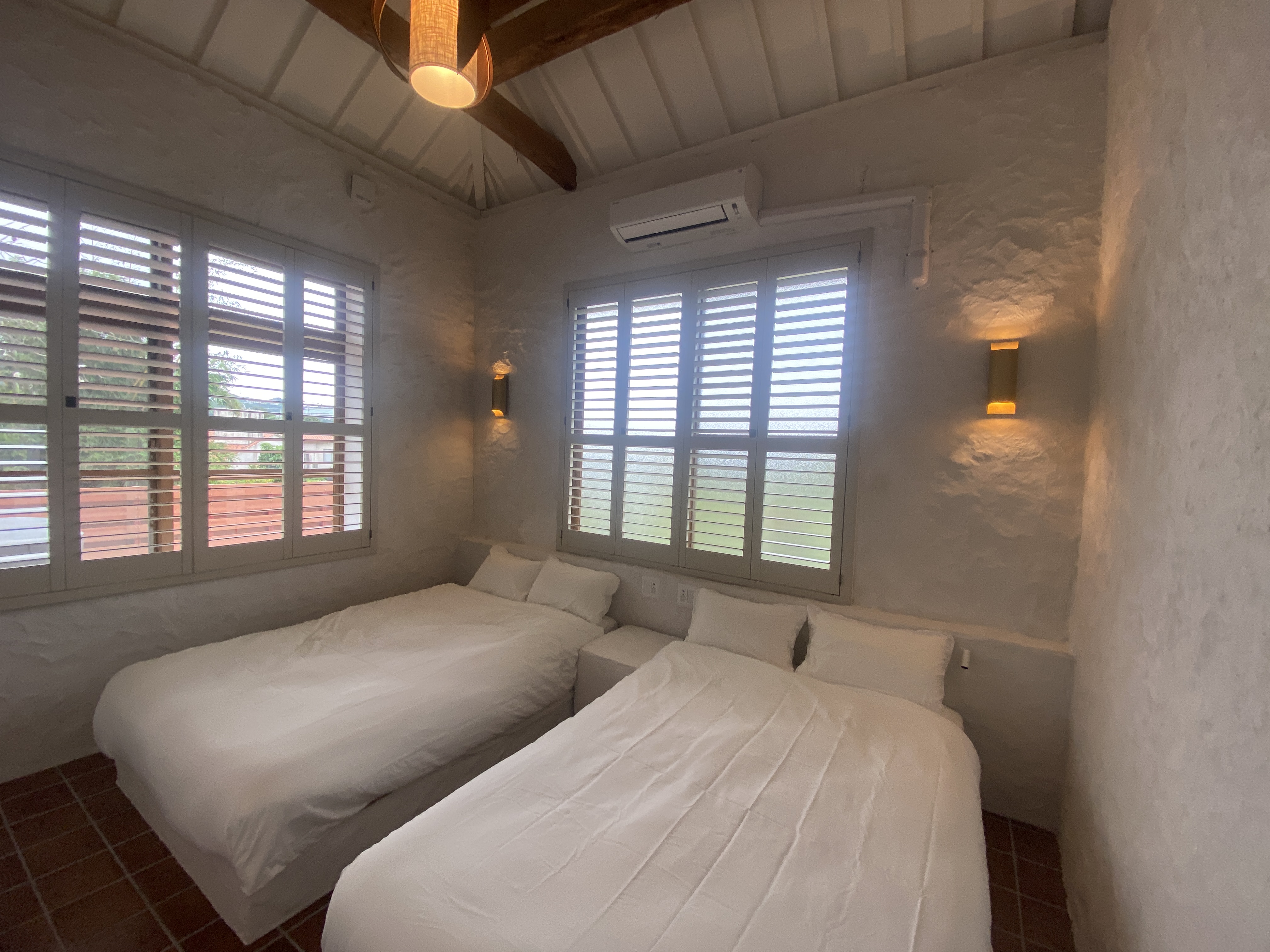 ベッドルーム１　セミダブルベッド２台