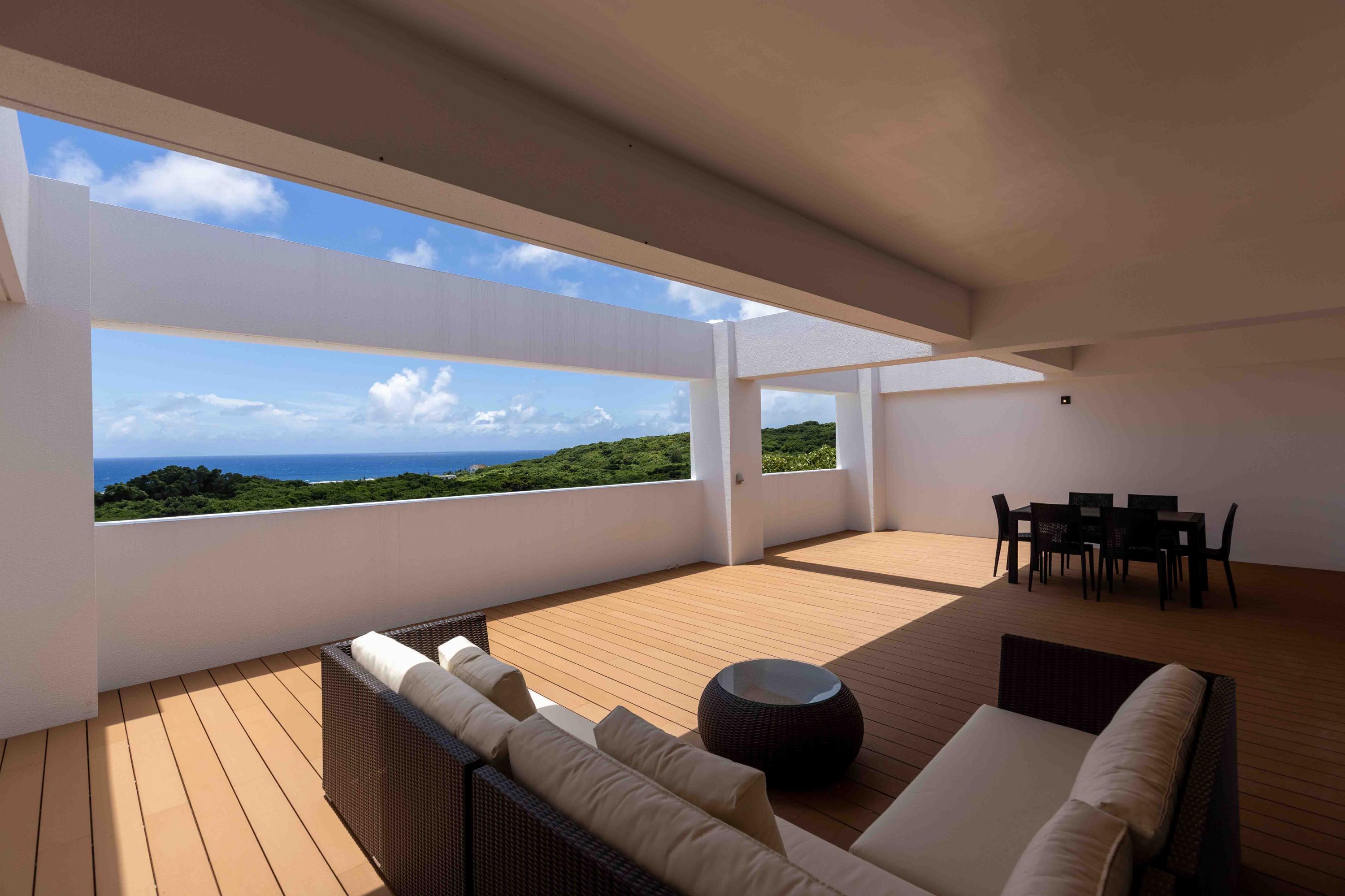 海の見える開放的なバルコニー