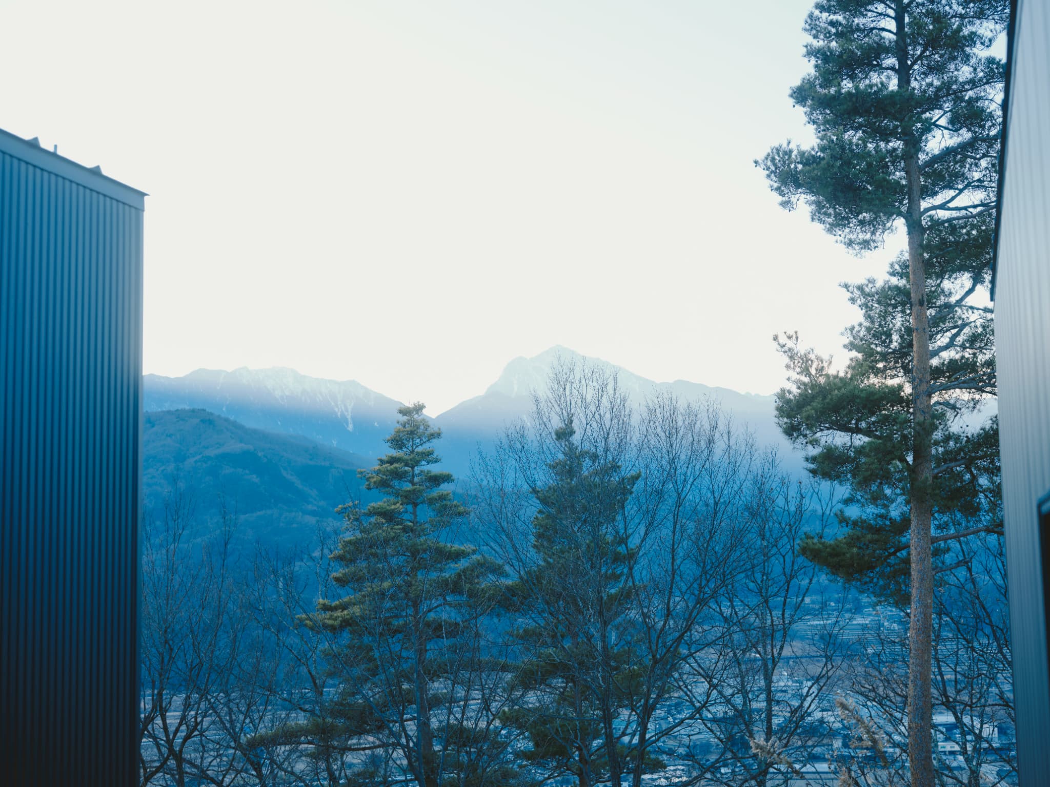 澄んだ空気の中で望む、アルプス連峰のダイナミックな景色。