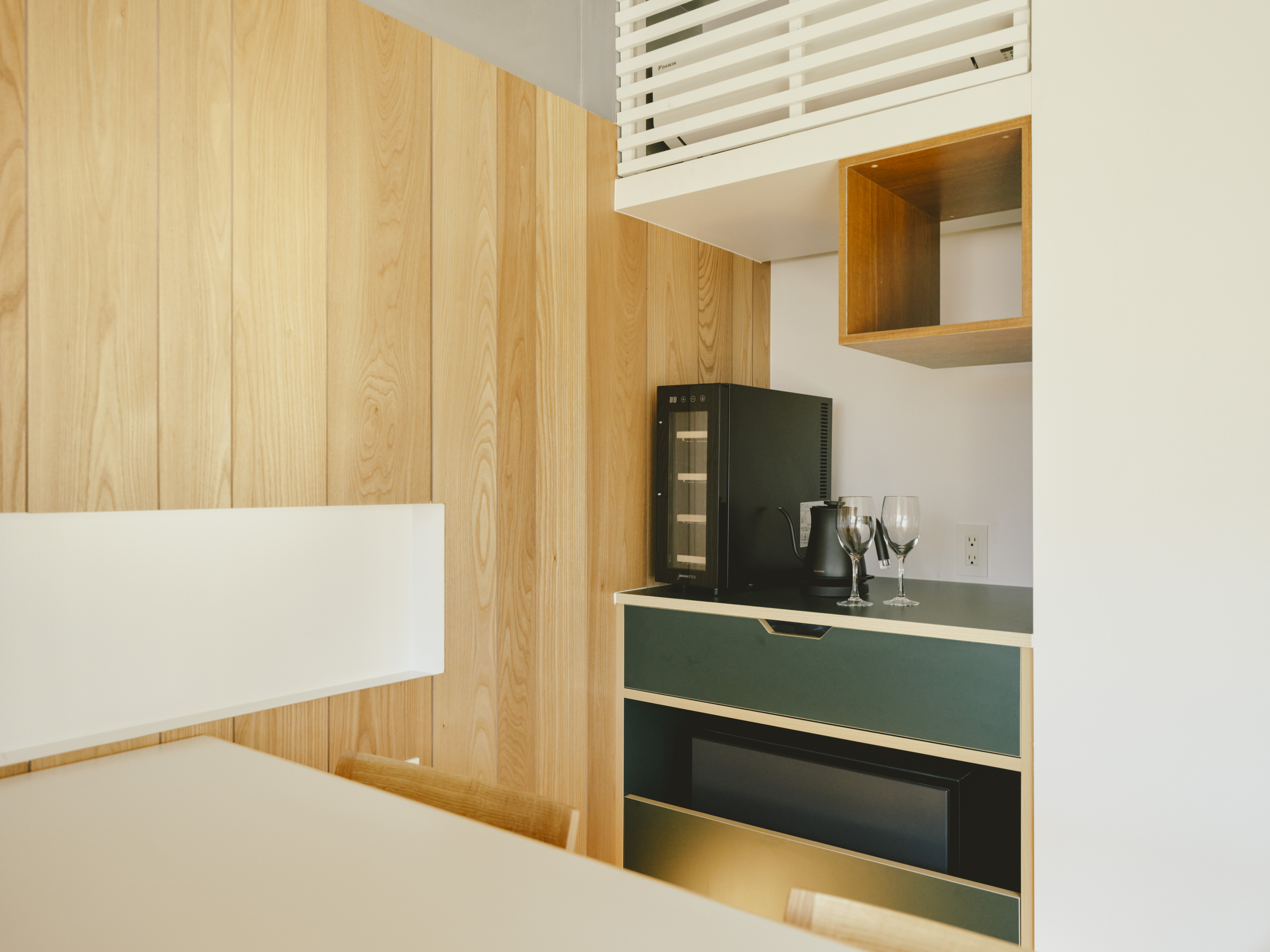 【アルプスビュー Suite Villa】客室設備（ワインセラー／ワイングラス）