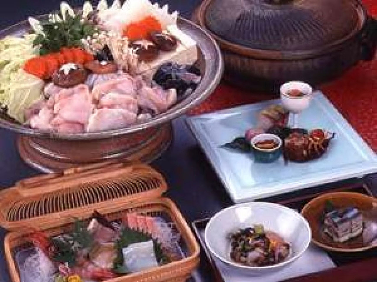 アンコウ鍋と刺身一例