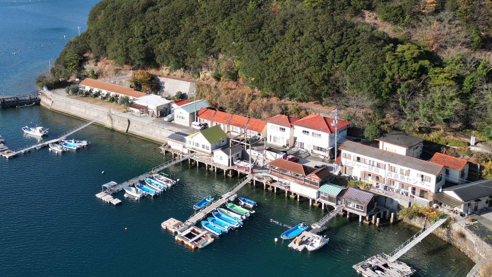 【外観】半島に佇む小さな民宿