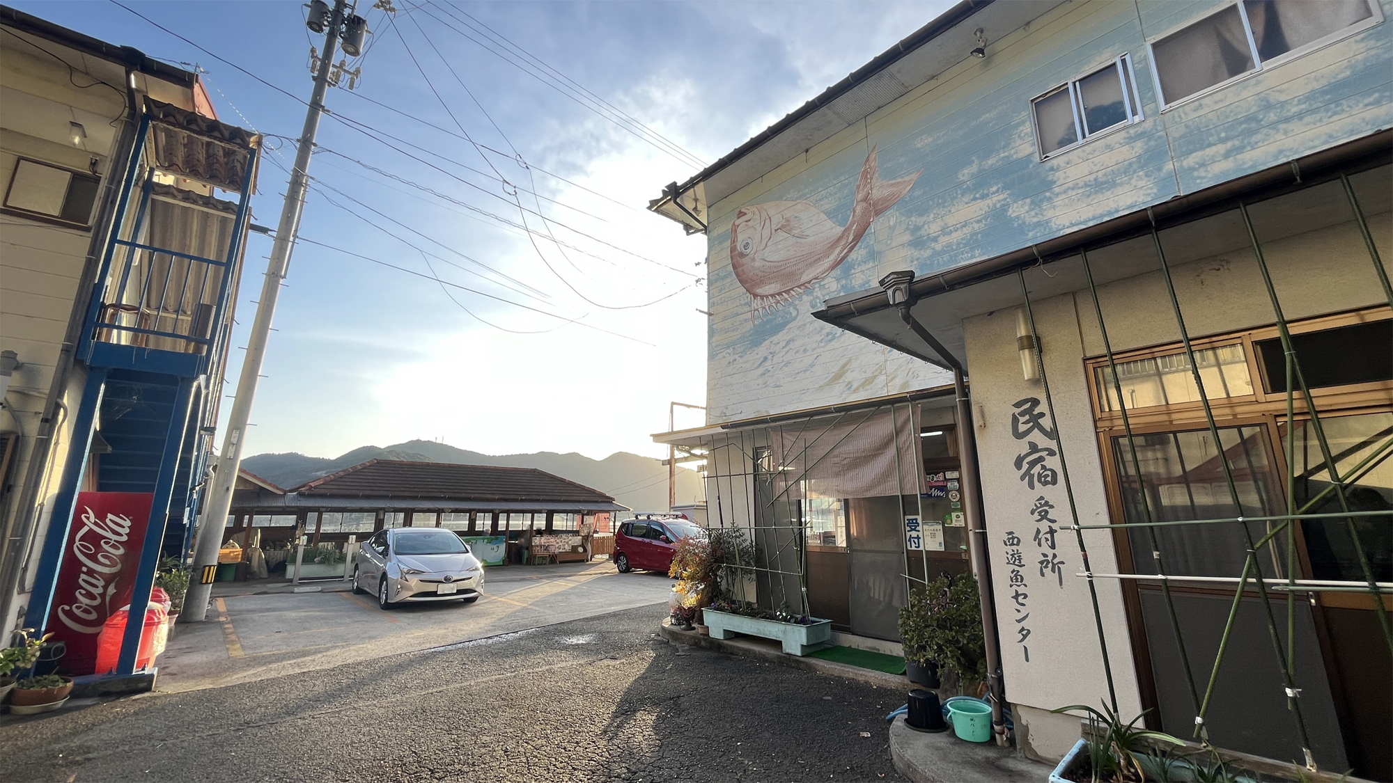 【外観】半島に佇む小さな民宿