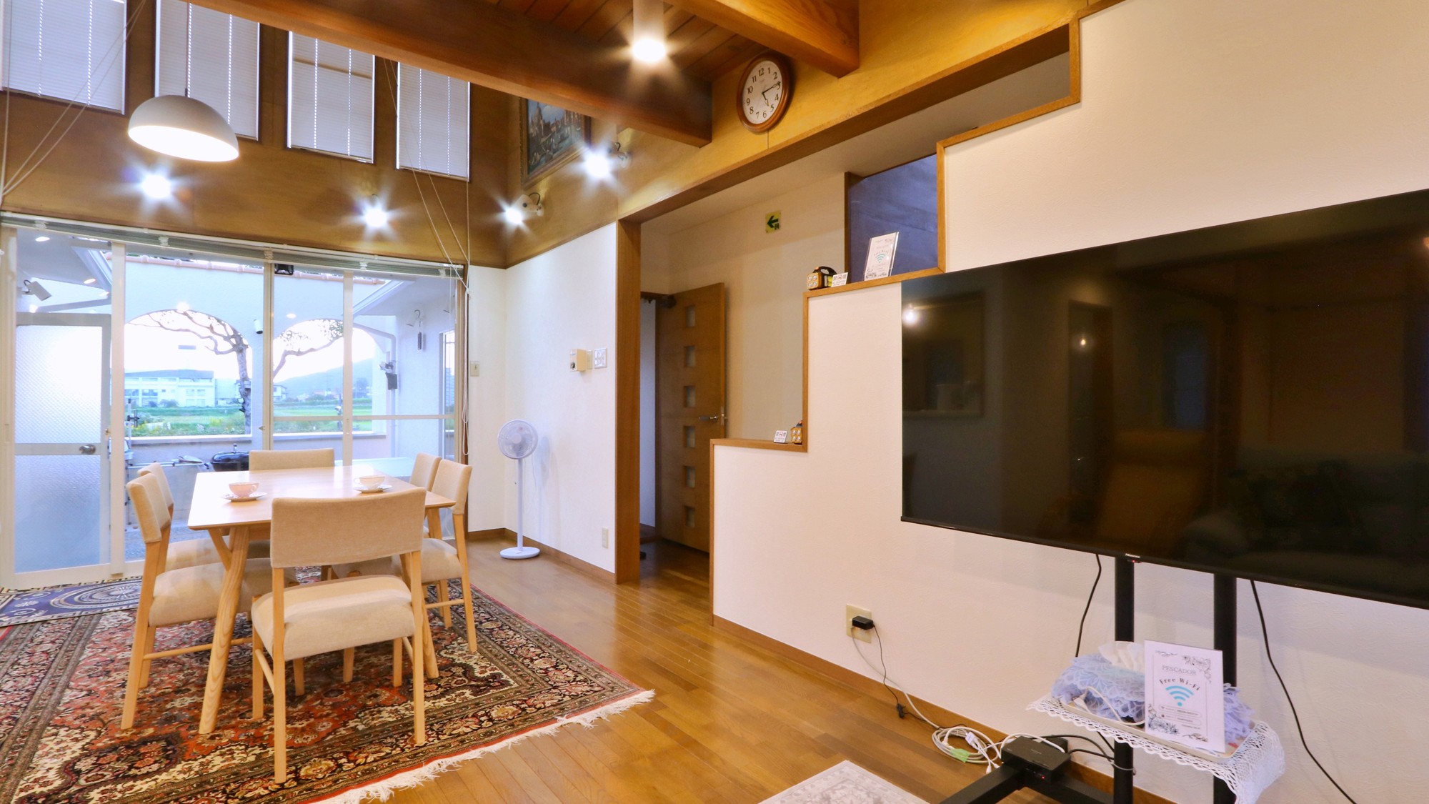 【ダイニングルーム】中庭とつながった空間