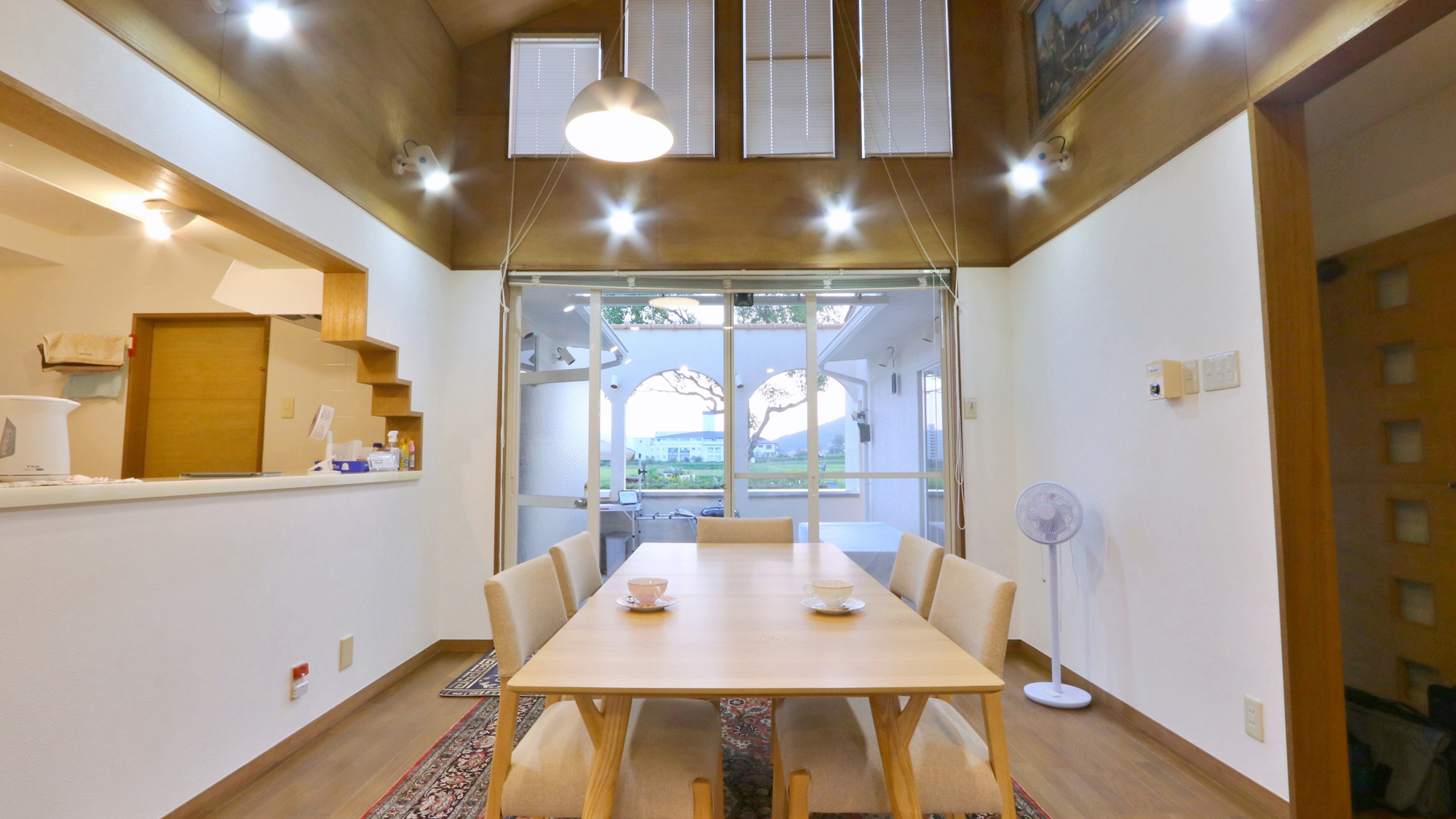 【ダイニングルーム】中庭とつながった空間