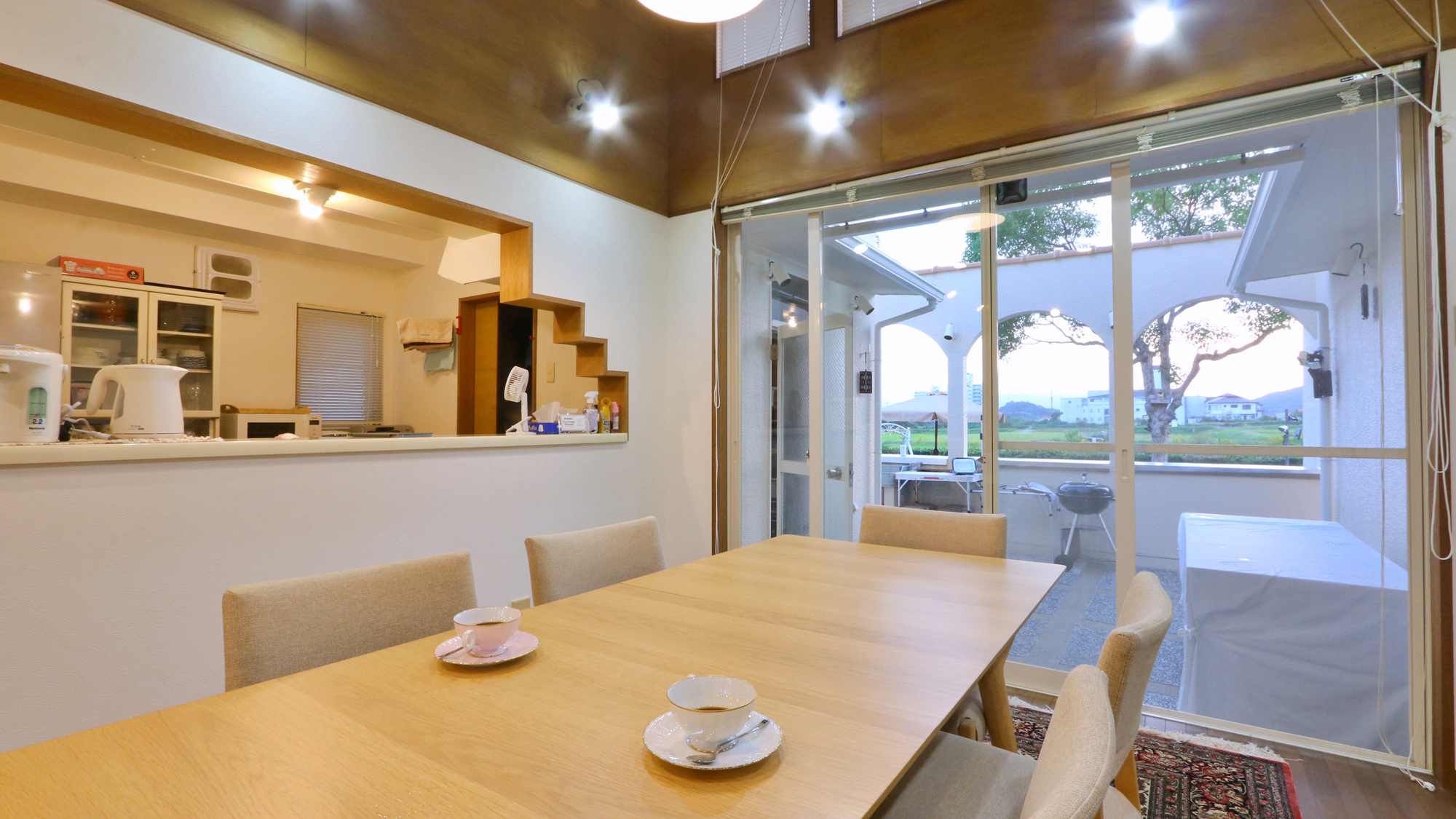 【ダイニングルーム】中庭とつながった空間