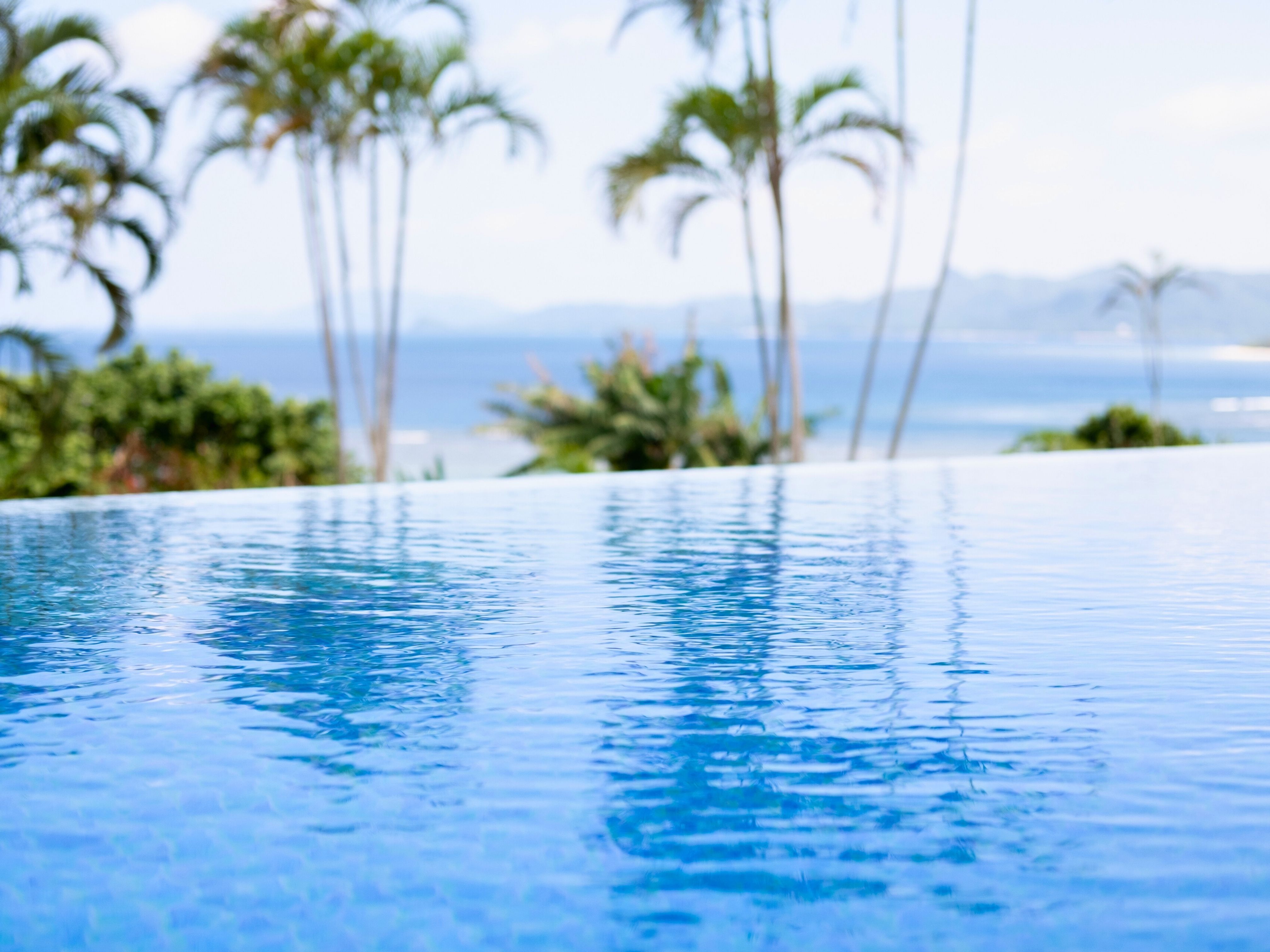 空と海が繋がるインフィニティプール