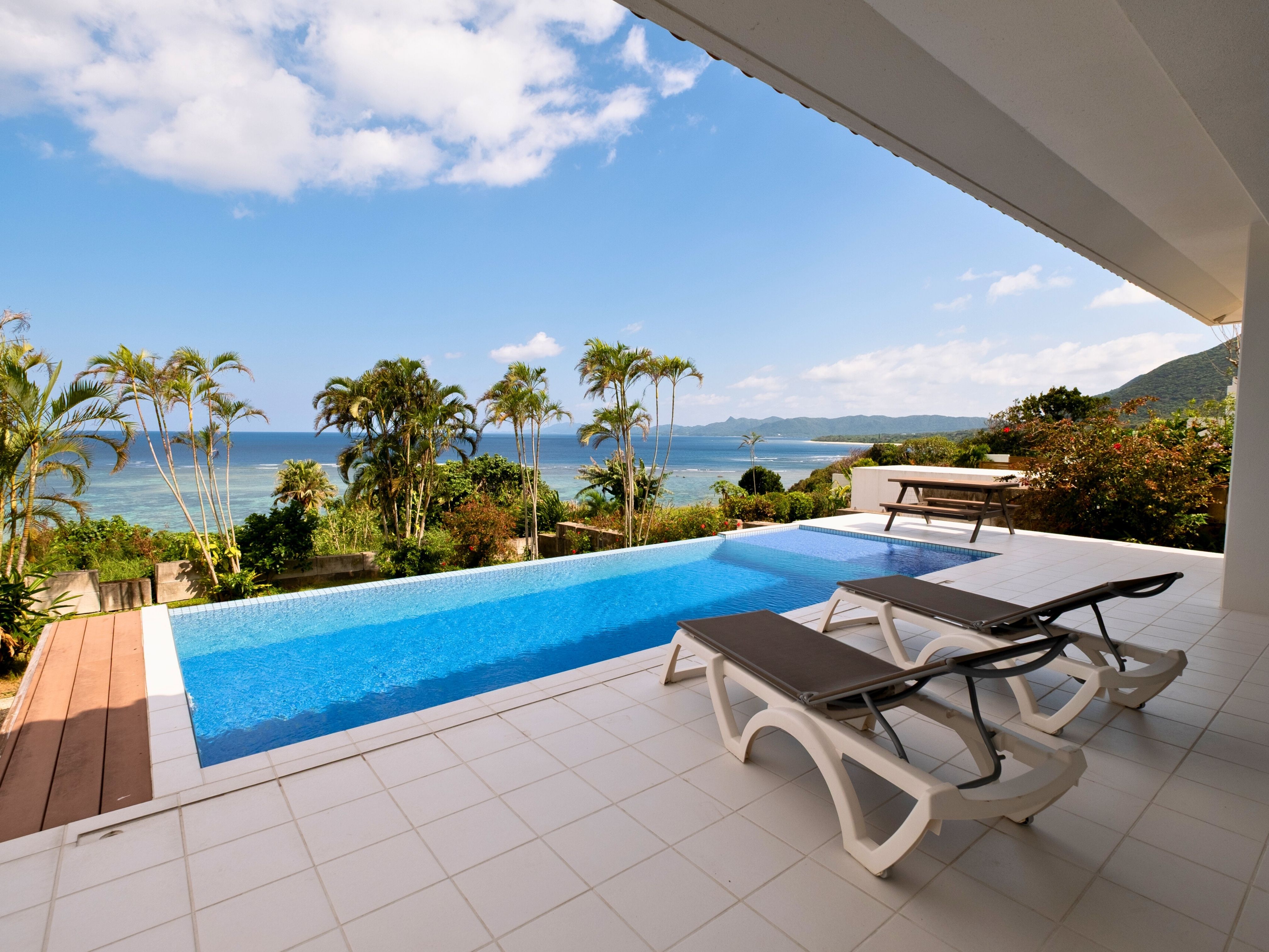 海を望むプールテラス