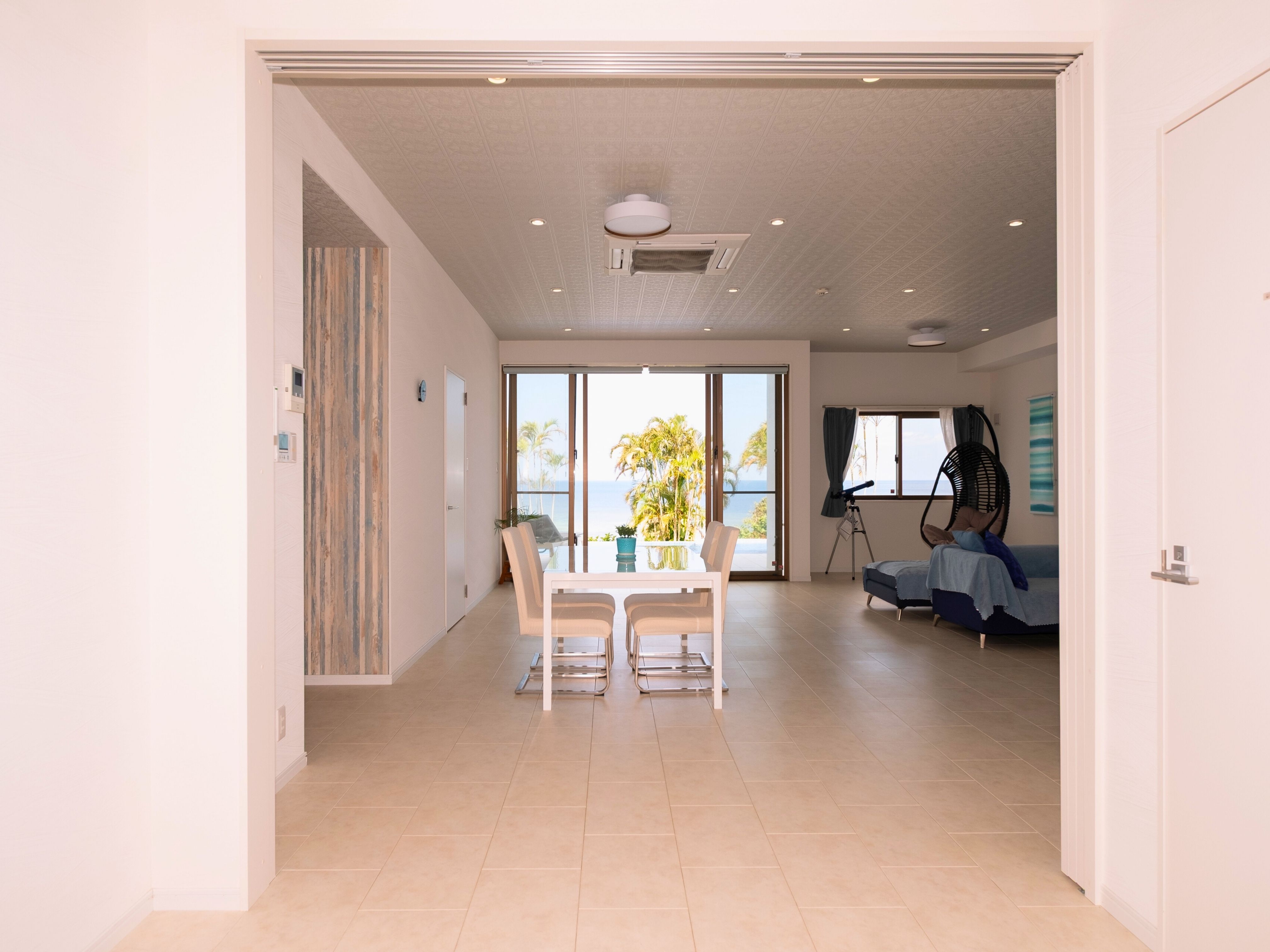 客室へ続く明るいエントランス