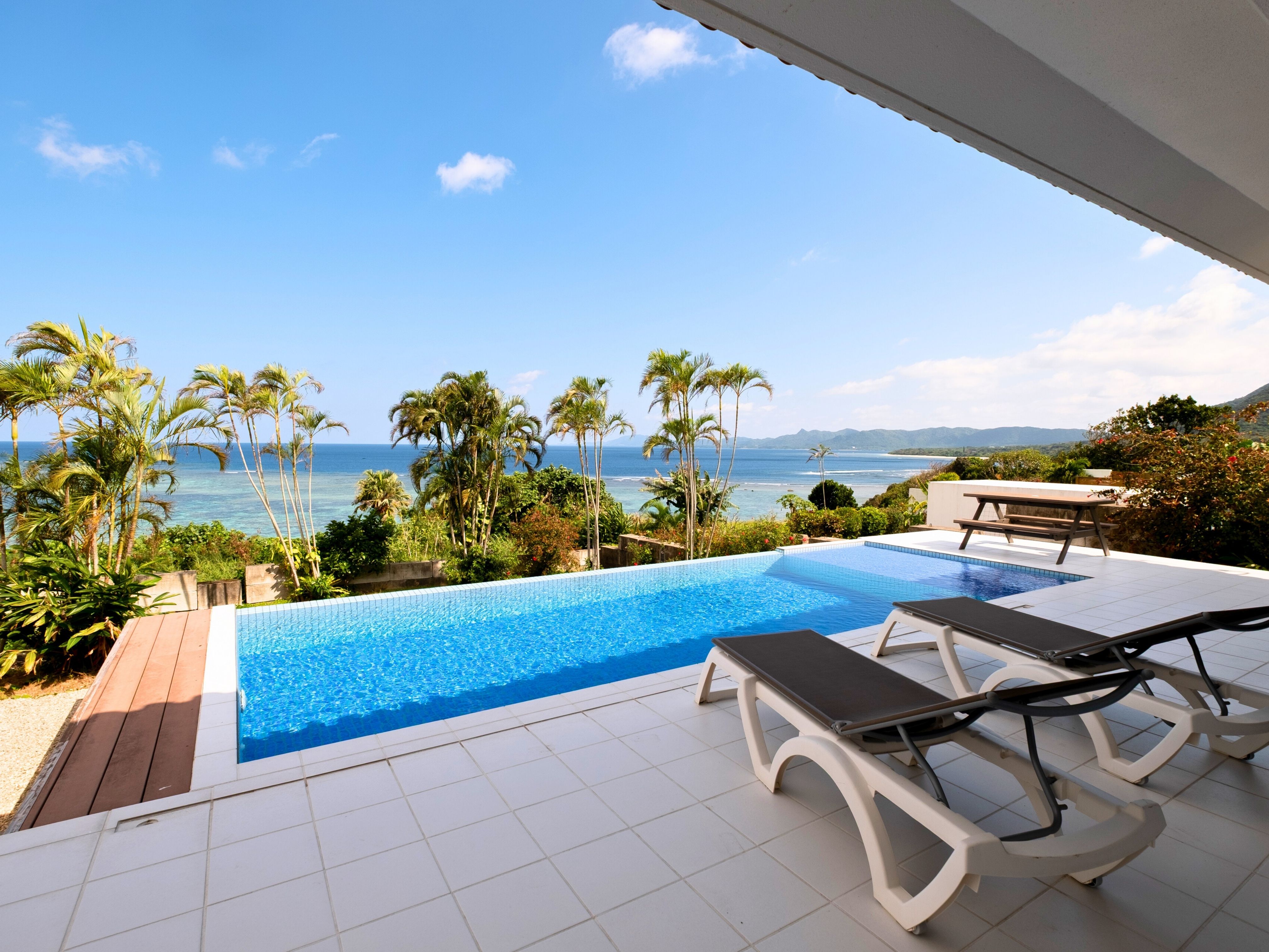 テラスから望む絶景プール