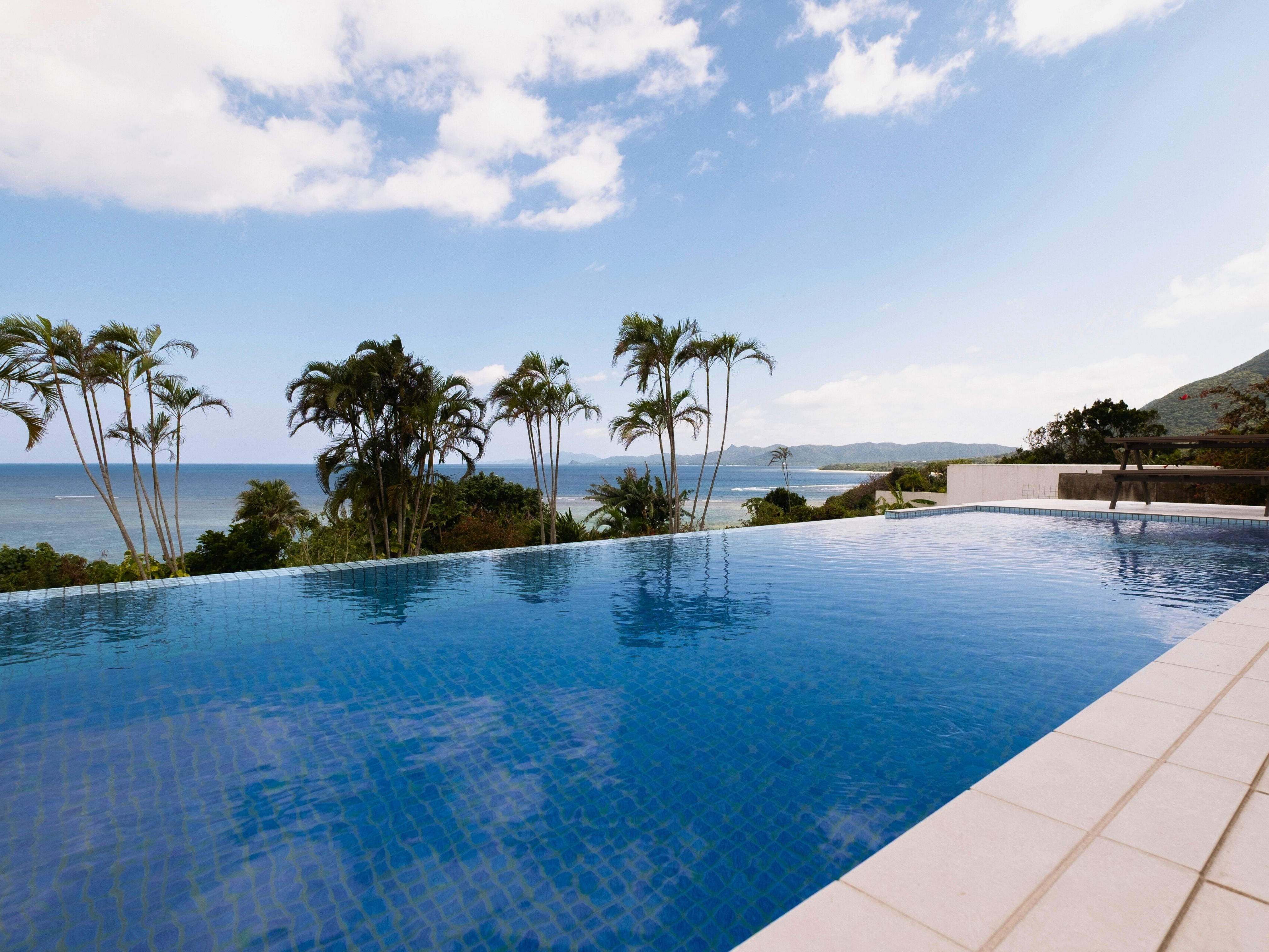 南国リゾート感あふれるプール