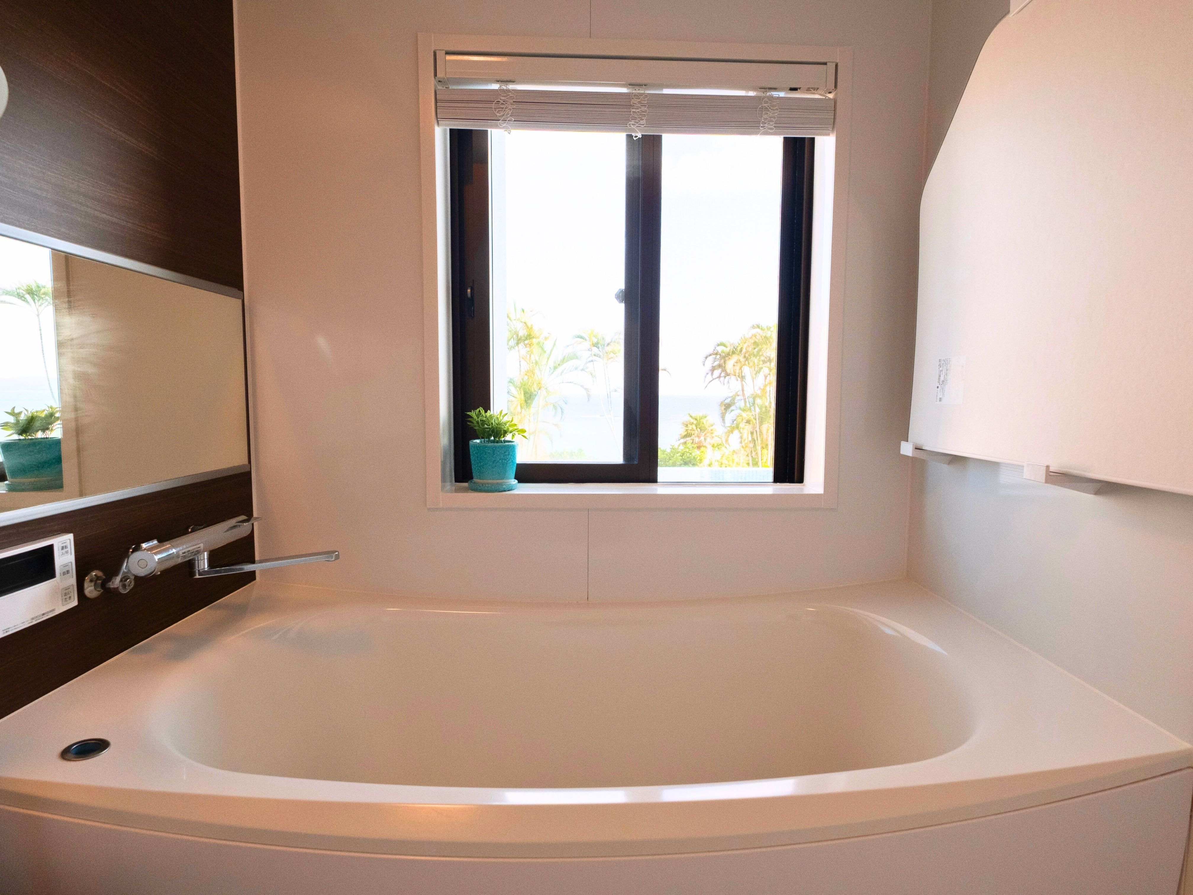 明るく清潔な浴室空間