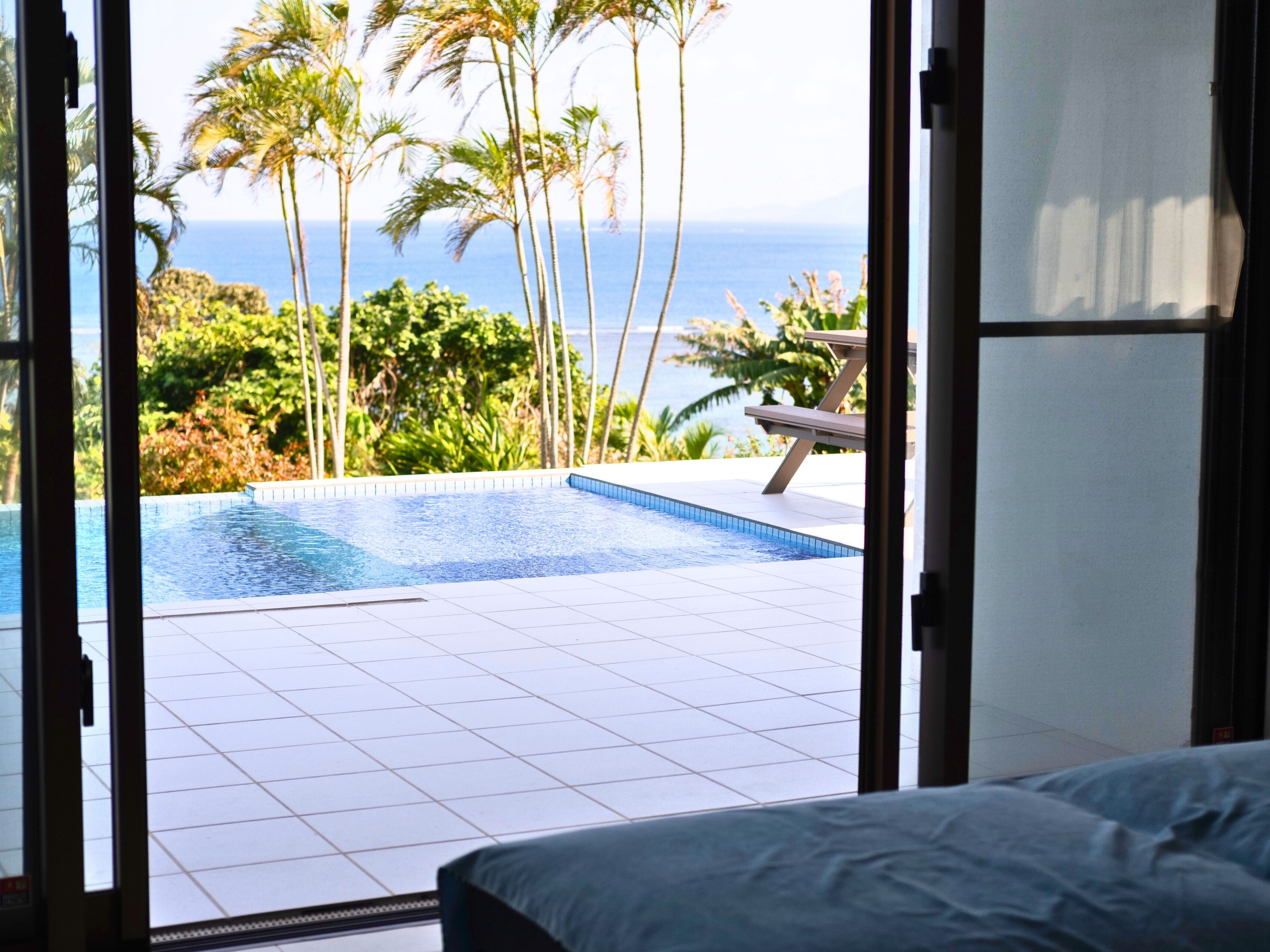 客室から望むプールビュー