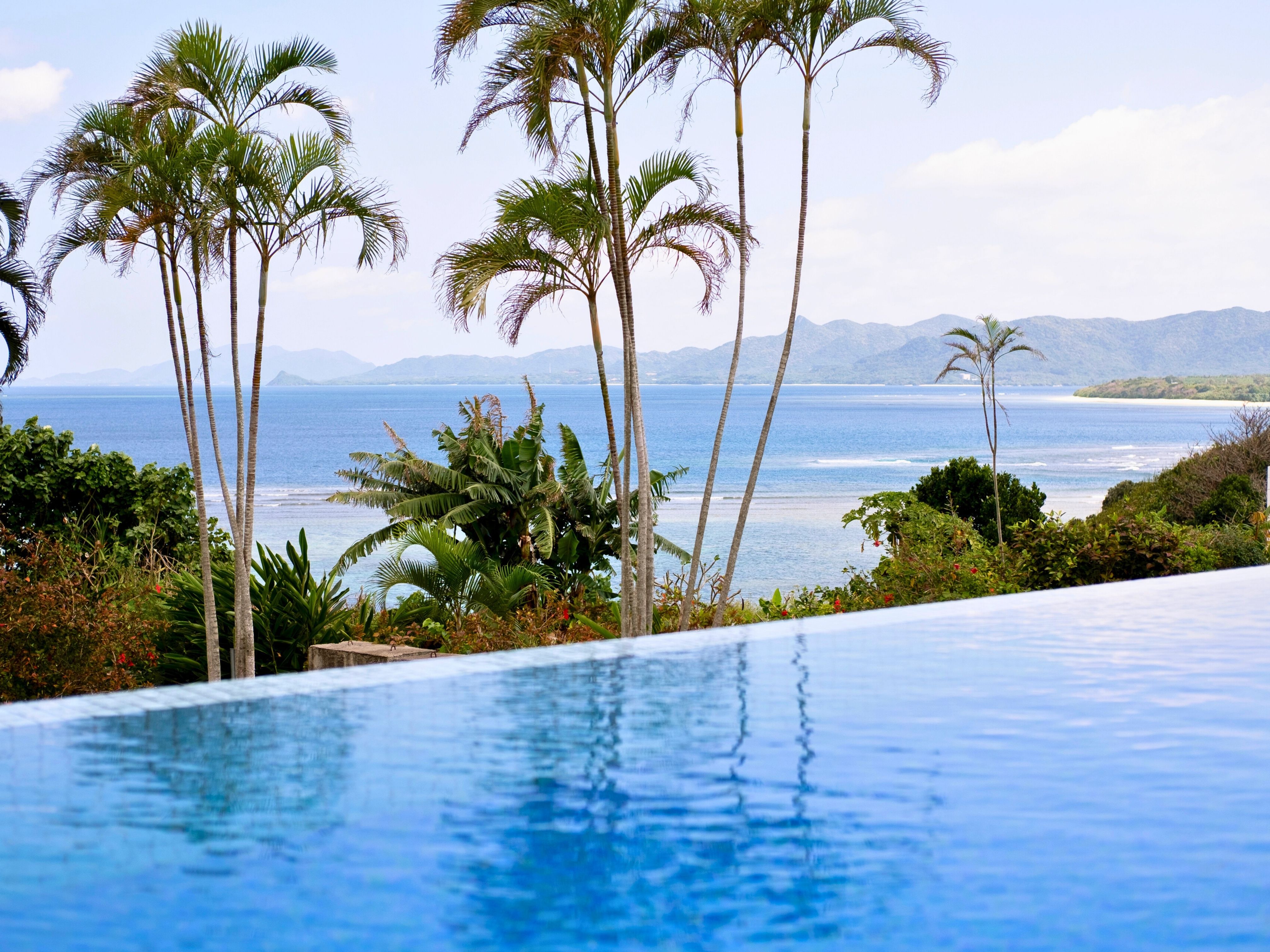 オーシャンビューのプールサイド