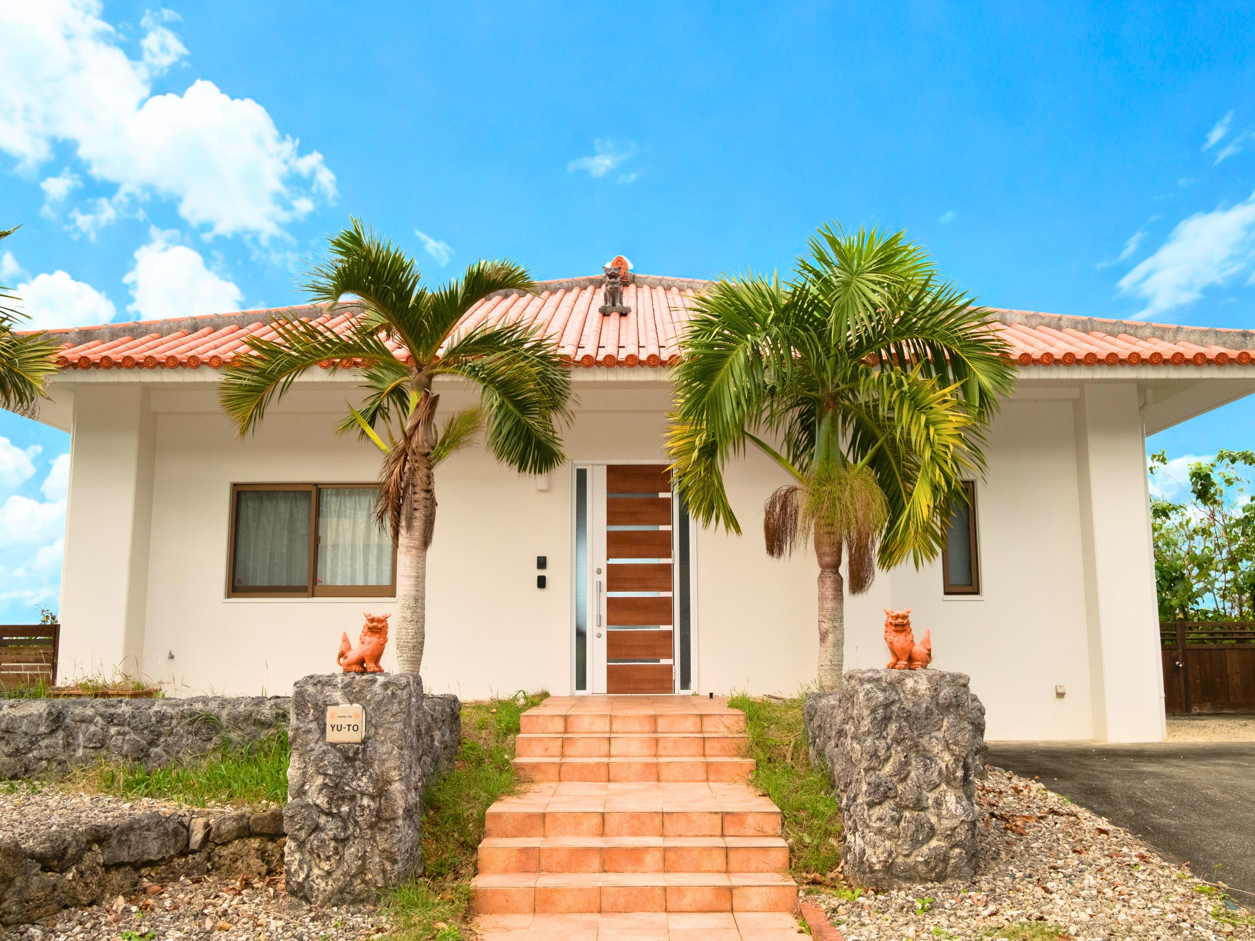 ヤシの木に囲まれたヴィラ外観