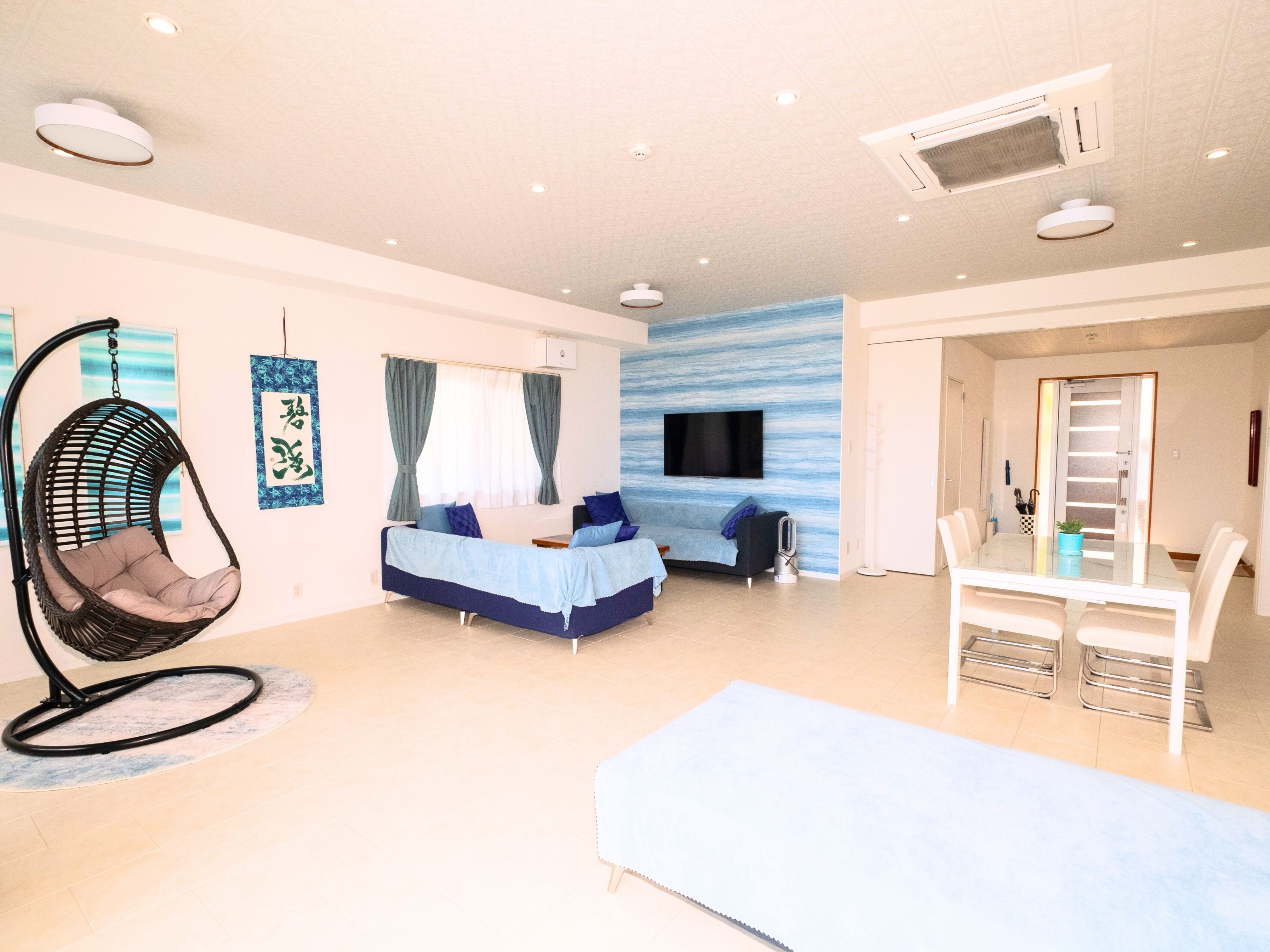 ハンギングチェアのあるリビングルーム