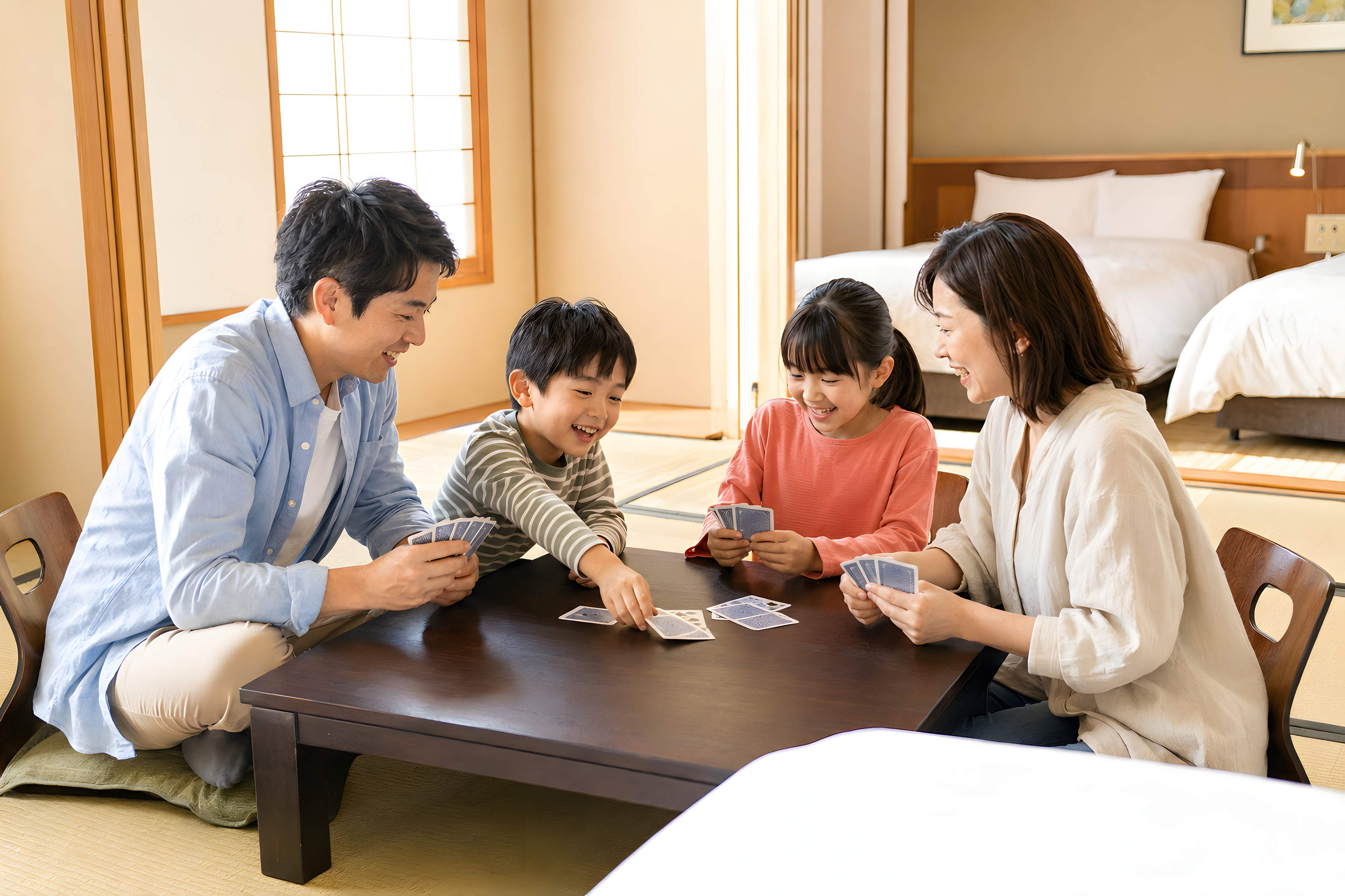 和洋室 畳とベッドでくつろぐご家族