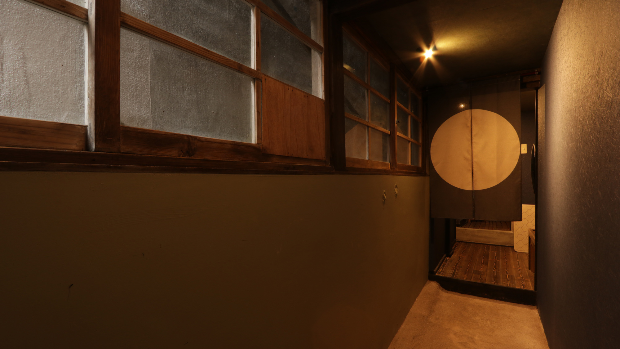 施設_浴室は建物向かいにある喫茶モンマルトル横の扉を開けた通路の先にあります*