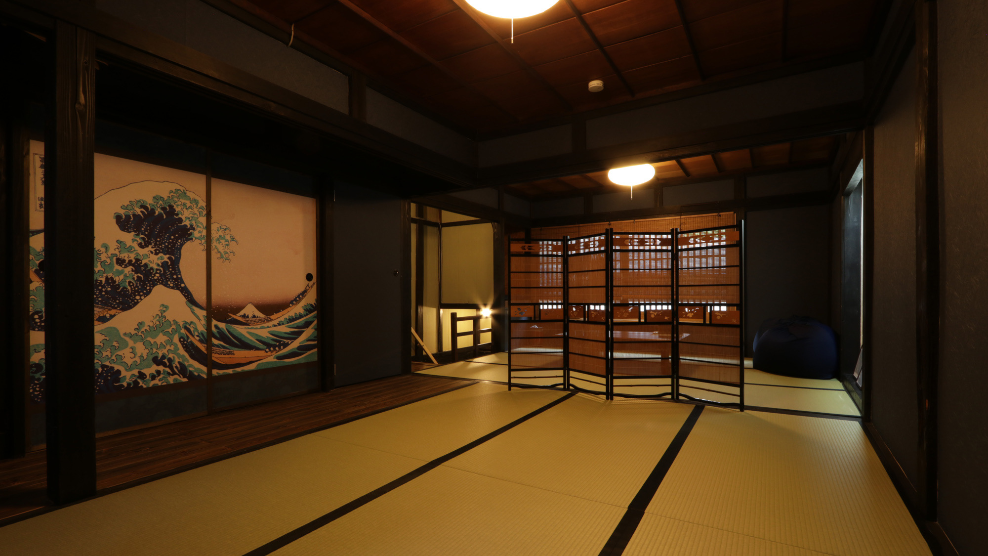 客室_二階は和室スペース。大人数の場合はこちらも寝室としてご利用ください*