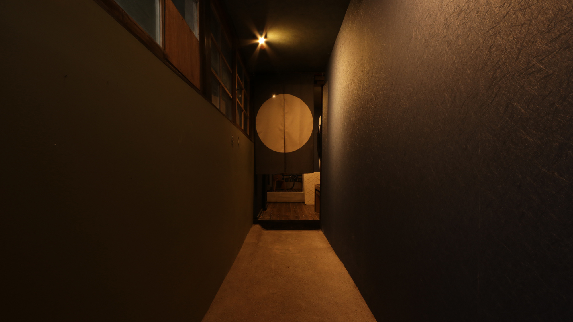 施設_浴室は建物向かいにある喫茶モンマルトル横の扉を開けた通路の先にあります*