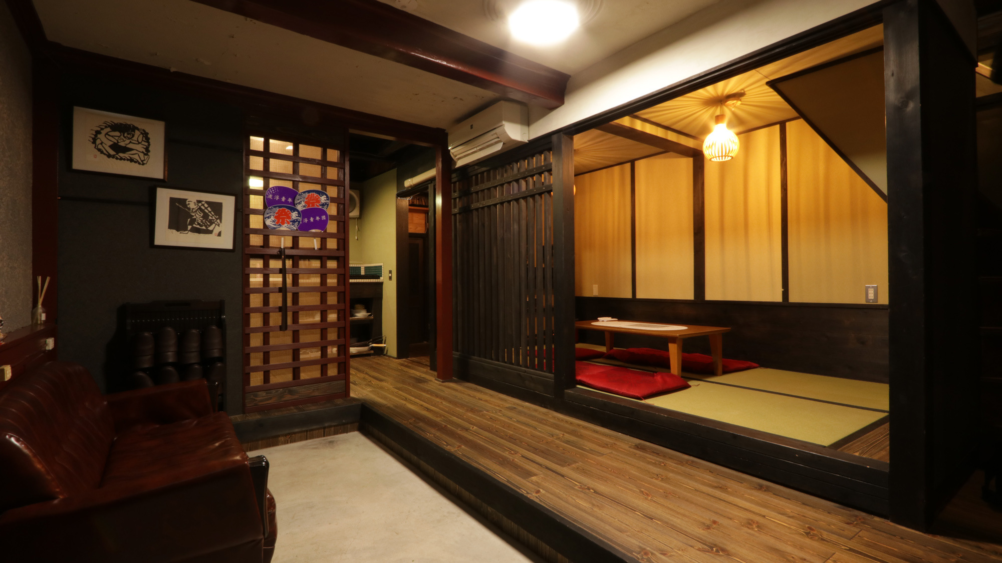 館内_一階には玄関、土間、ソファ、和室、キッチン、トイレがあります*