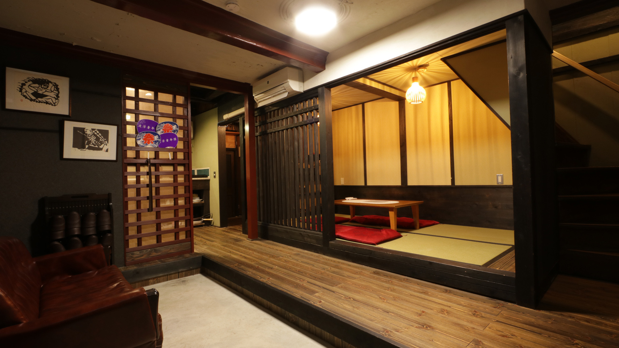 館内_一階には玄関、土間、ソファ、和室、キッチン、トイレがあります *