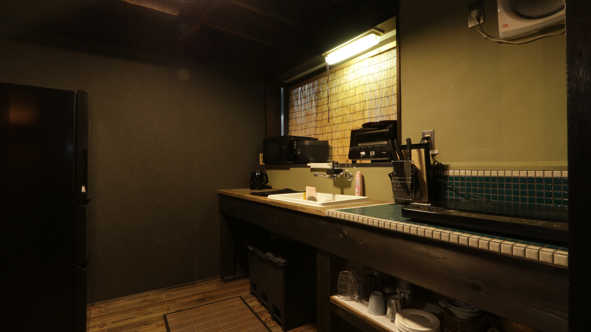 施設_一階のキッチンは軽い料理は一通りできるしっかりしたキッチンです*