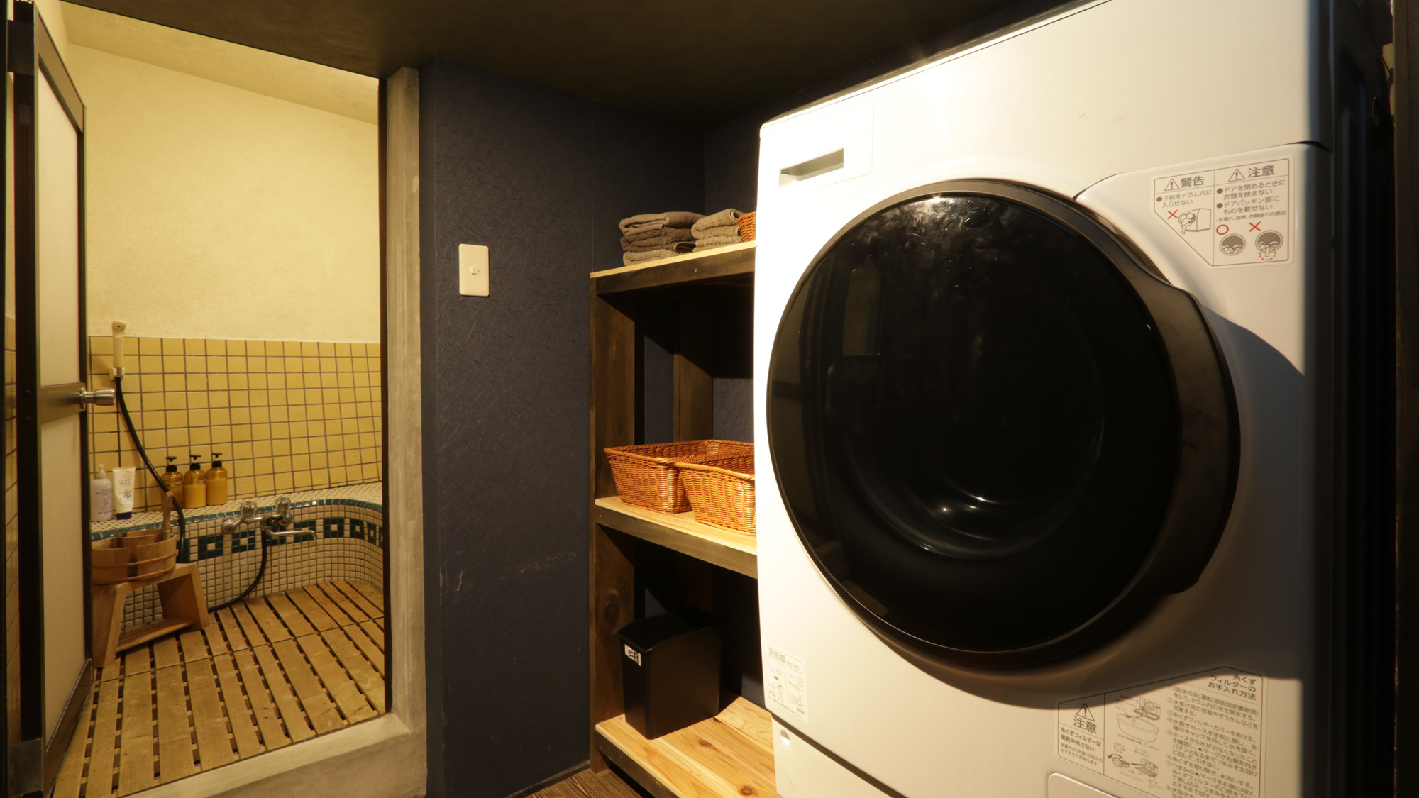 施設_浴室脱衣にはアメニティ、洗濯機がございます*