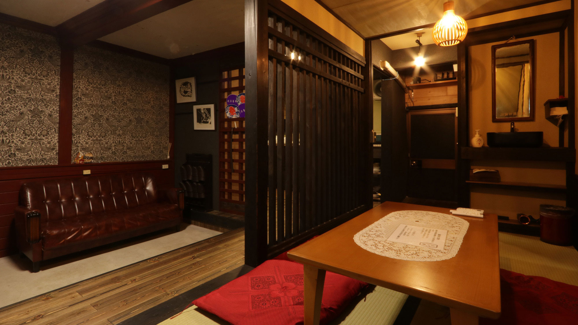 館内_一階には玄関、土間、ソファ、和室、キッチン、トイレがあります*