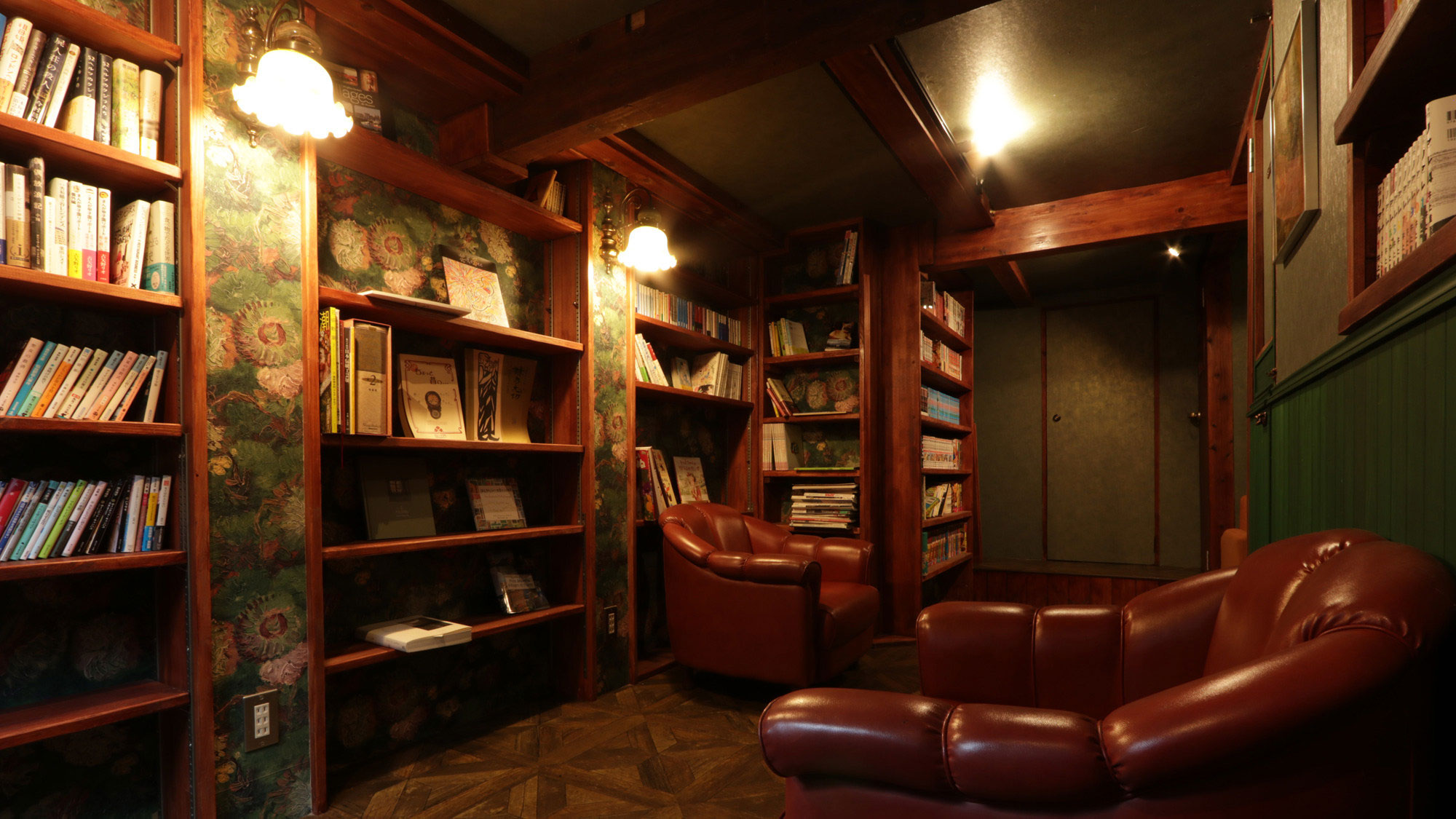 施設_喫茶モンマルトル_一階にはちょっとした読書スペース。国内国外漫画など色々あります *