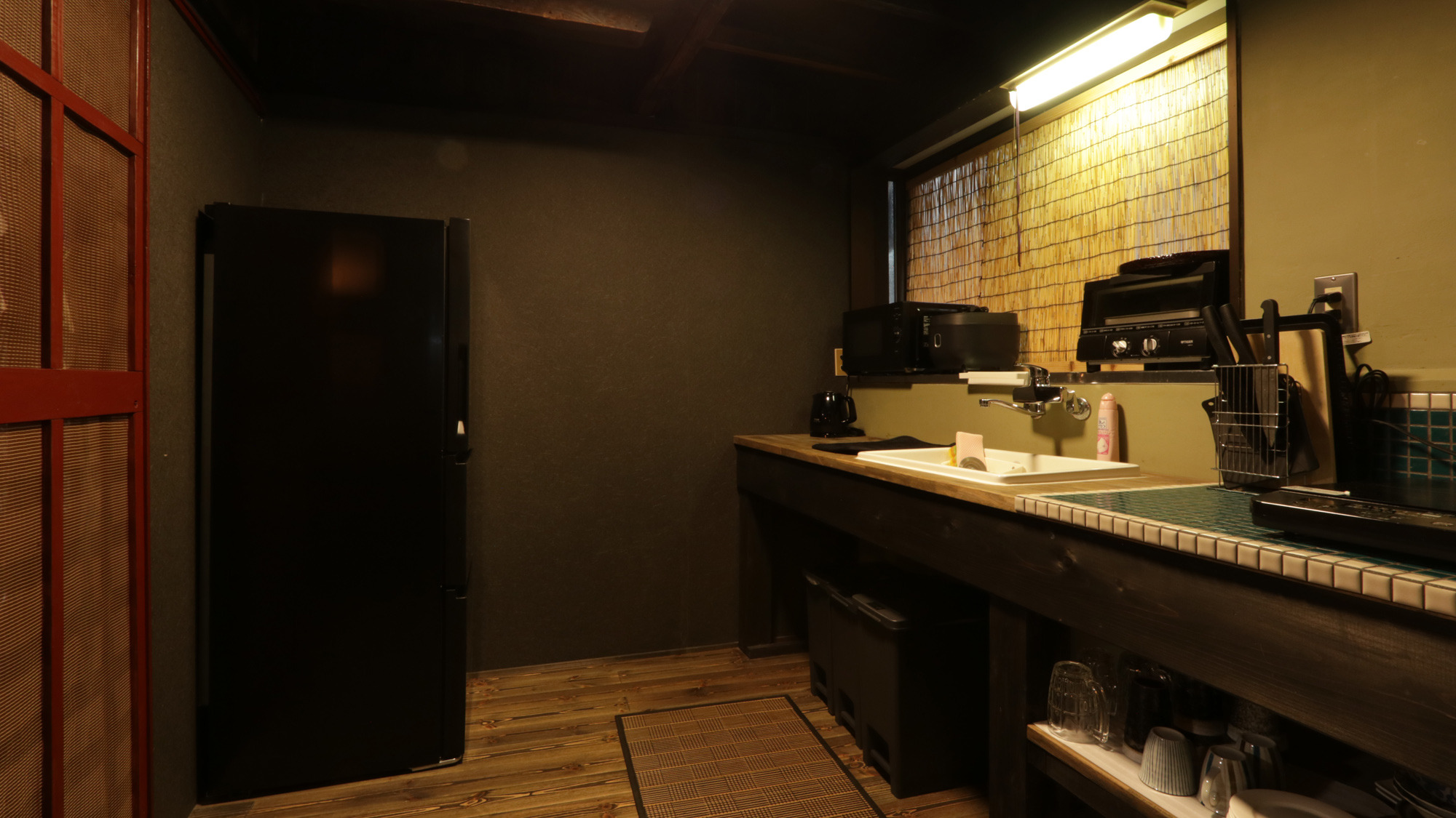 施設_一階のキッチンは軽い料理は一通りできるしっかりしたキッチンです*