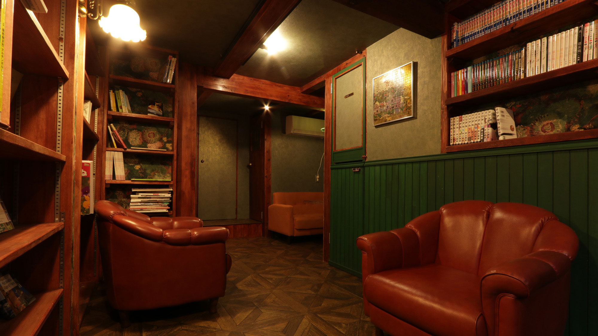 施設_喫茶モンマルトル_一階にはちょっとした読書スペース。国内国外漫画など色々あります *